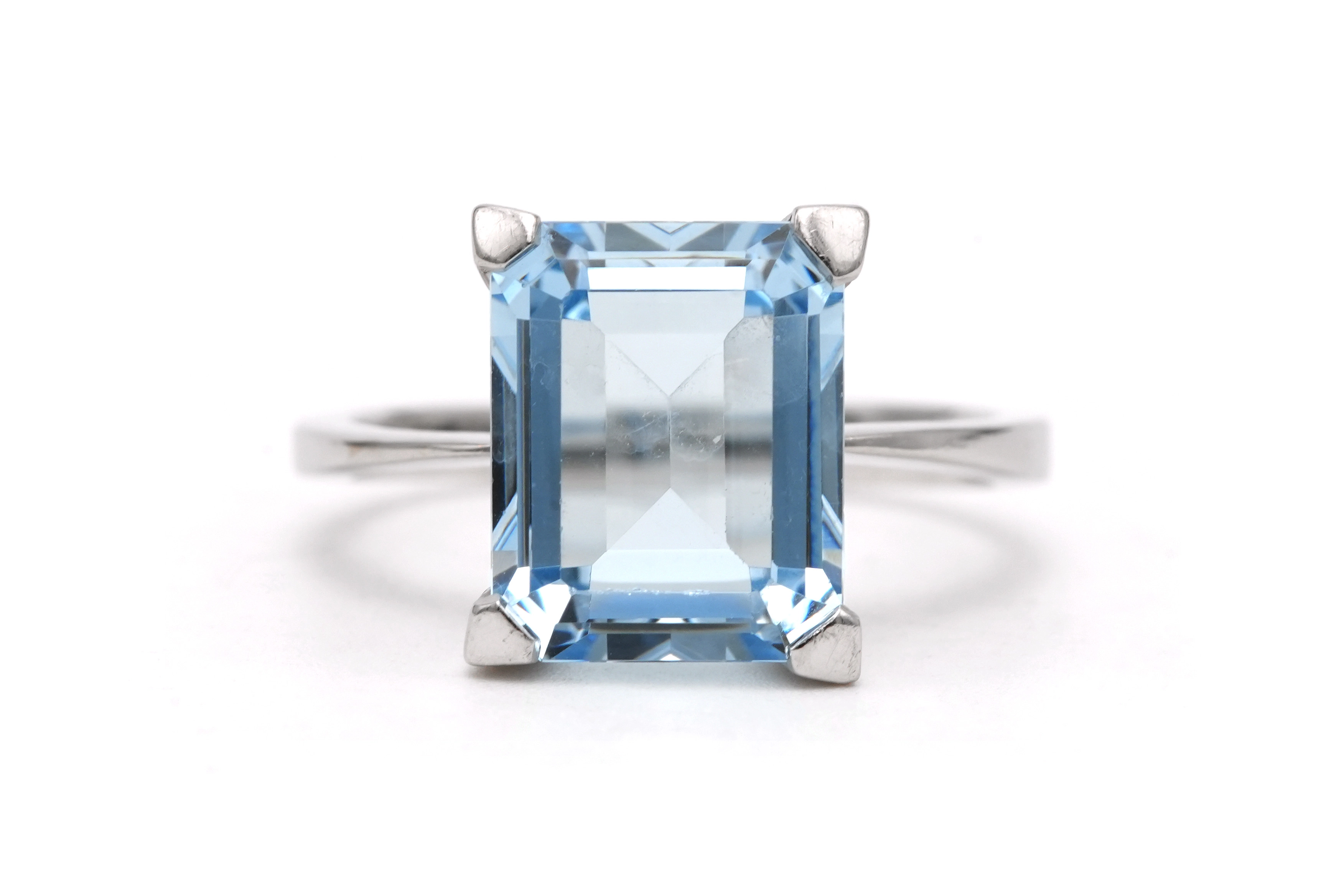 Bague contemporaine en or blanc 18 carats sertie d'une aigue marine - 2