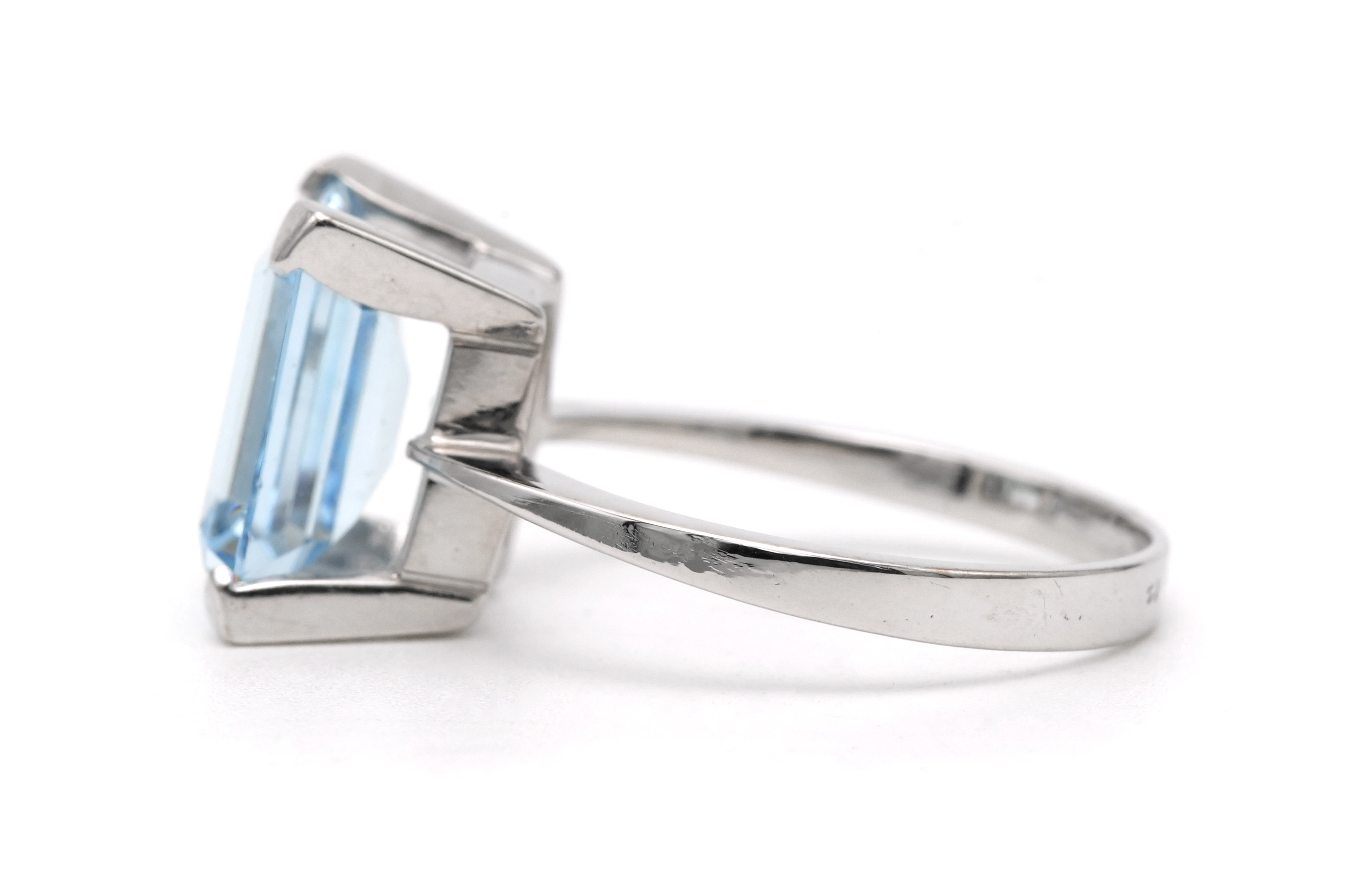 Bague contemporaine en or blanc 18 carats sertie d'une aigue marine - 3