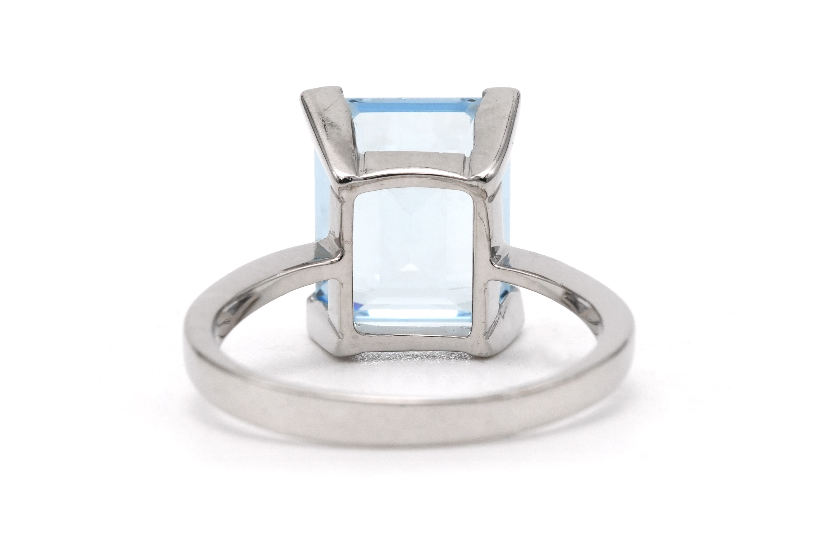 Bague contemporaine en or blanc 18 carats sertie d'une aigue marine - 4