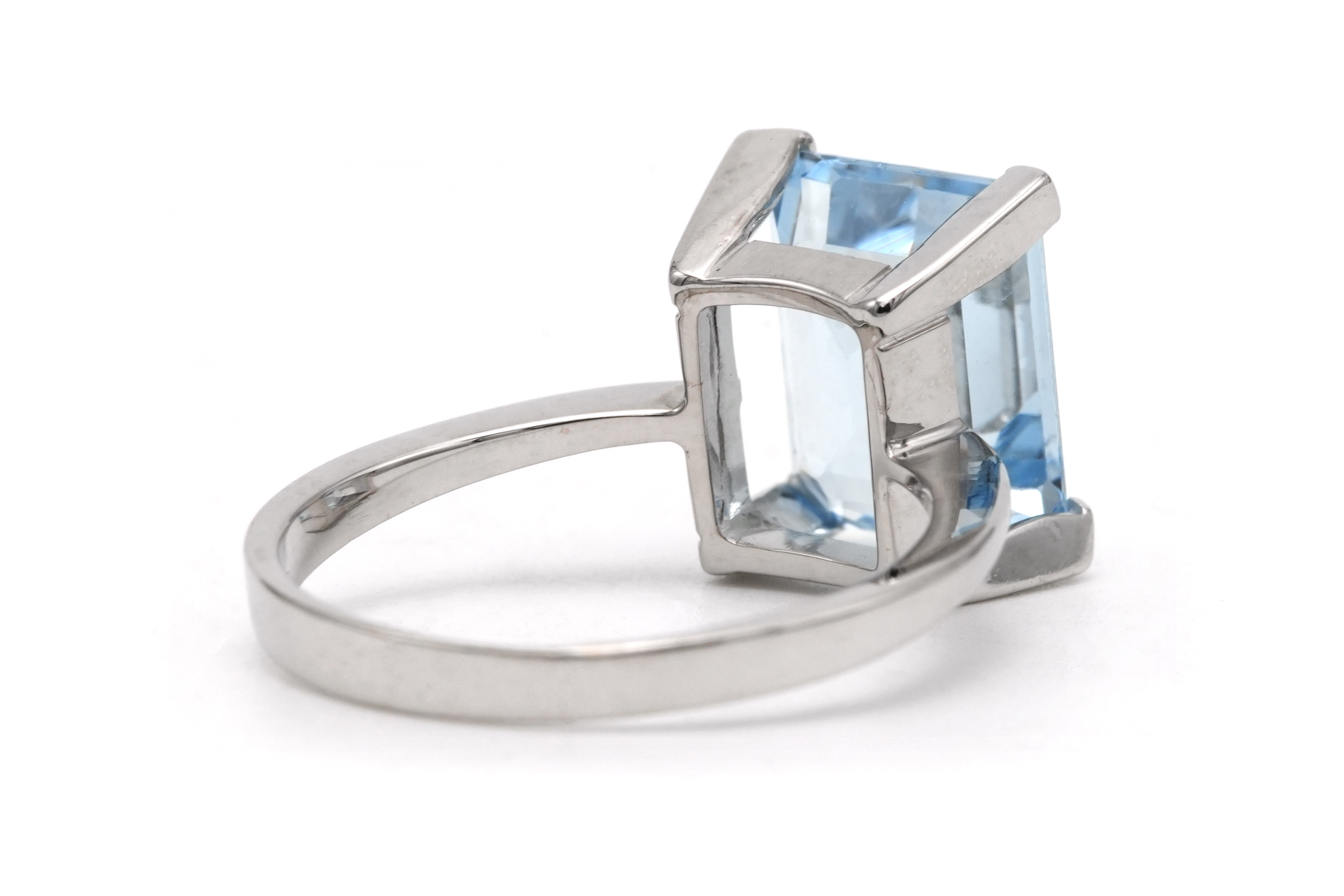 Bague contemporaine en or blanc 18 carats sertie d'une aigue marine - 5
