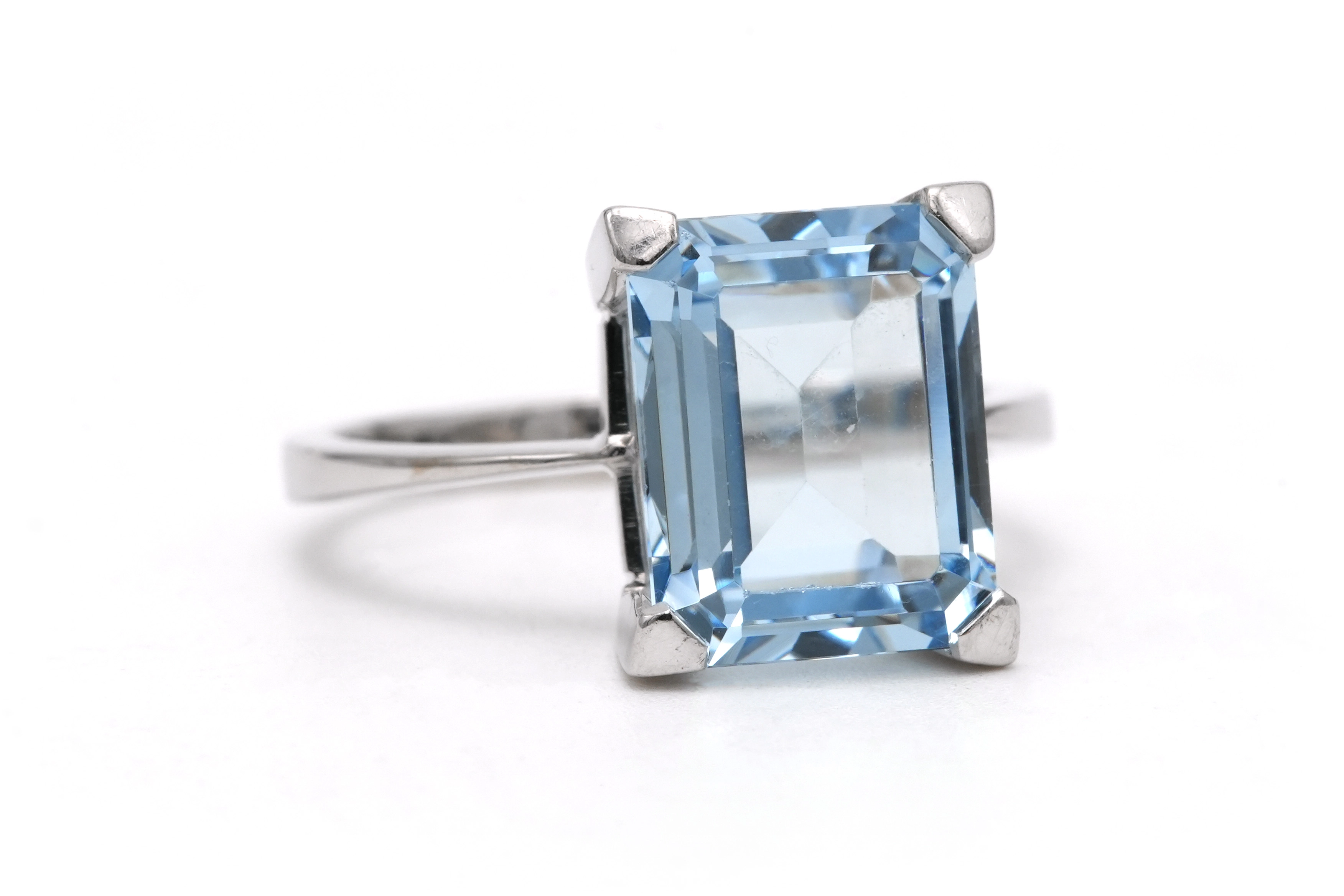 Bague contemporaine en or blanc 18 carats sertie d'une aigue marine - 6