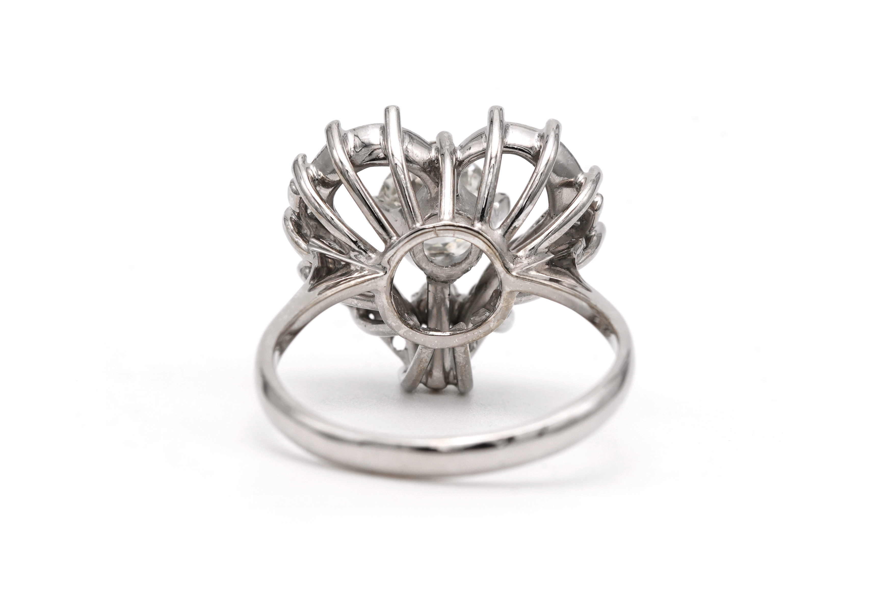 Bague Années 70 en or blanc 18 carats sertie d'un diamant taille "old cut" et de diamants taille "8/8" - 4