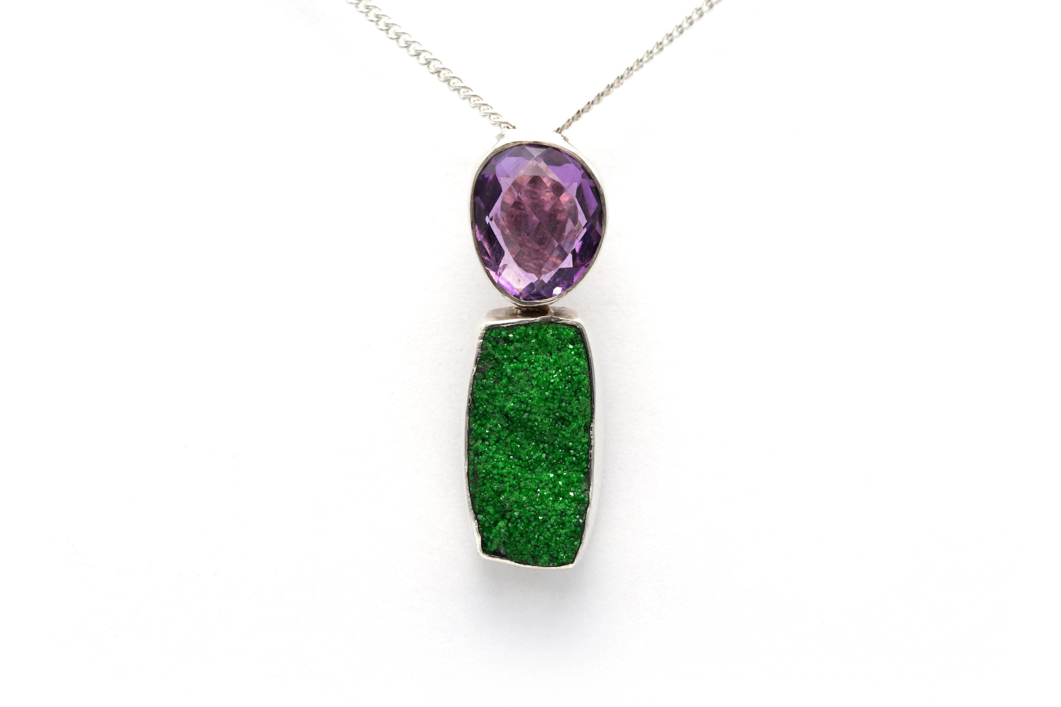 Pendentif contemporain en argent 925 serti d'une améthyste et d'une uvarovite - 1