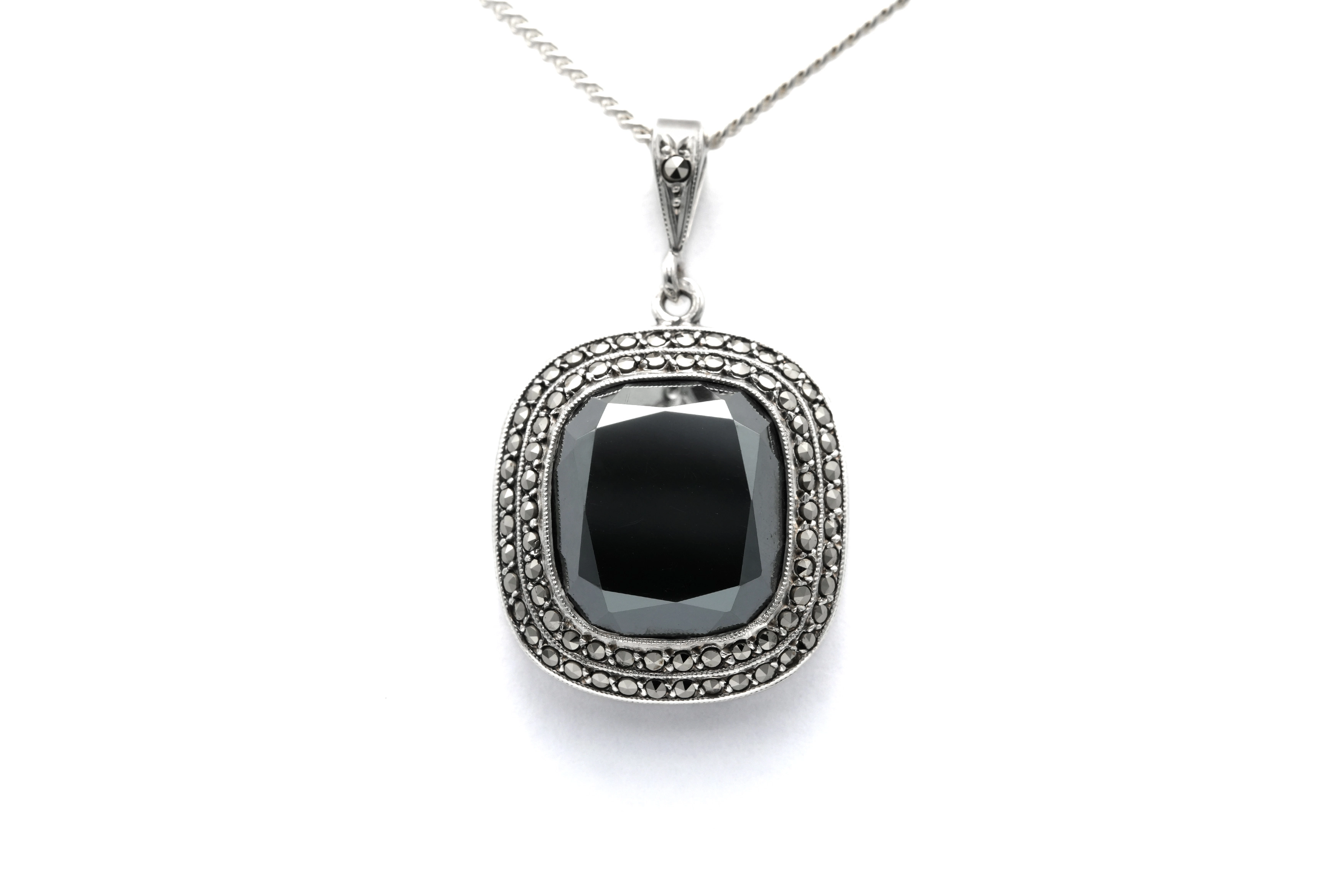 Pendentif Art Déco en argent serti d'une hématite et de marcassites - 1