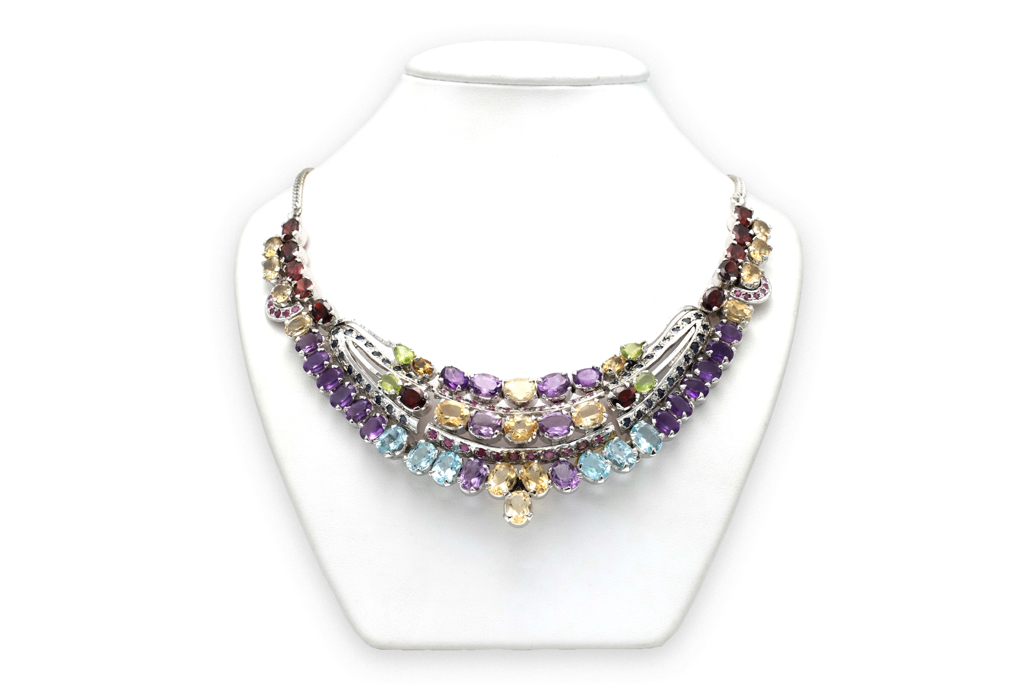 Collier contemporain en argent 925 serti de saphirs, de rubis, d'améthystes, de citrines, de grenats, de topazes et de péridots 