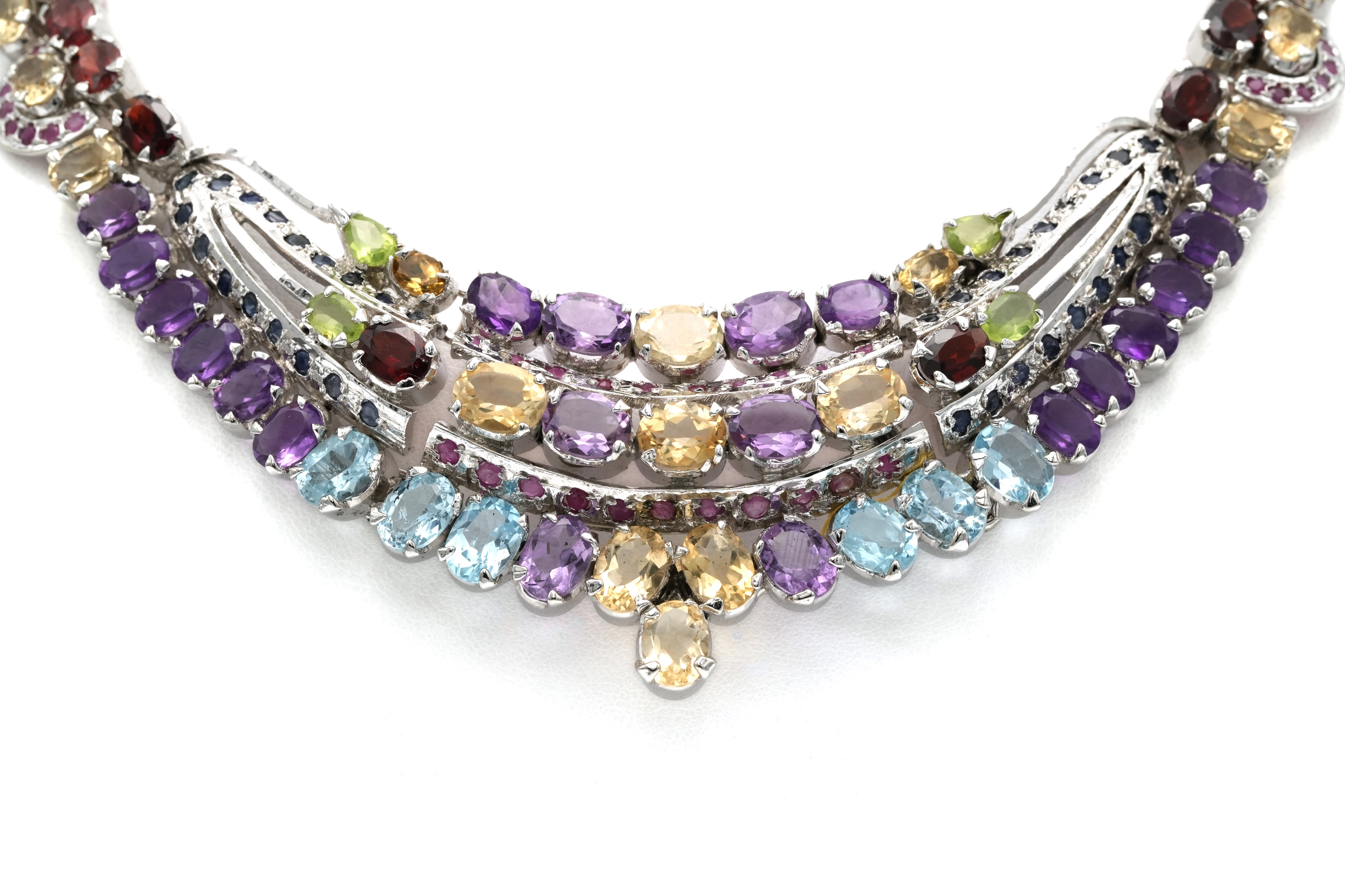 Collier contemporain en argent 925 serti de saphirs, de rubis, d'améthystes, de citrines, de grenats, de topazes et de péridots