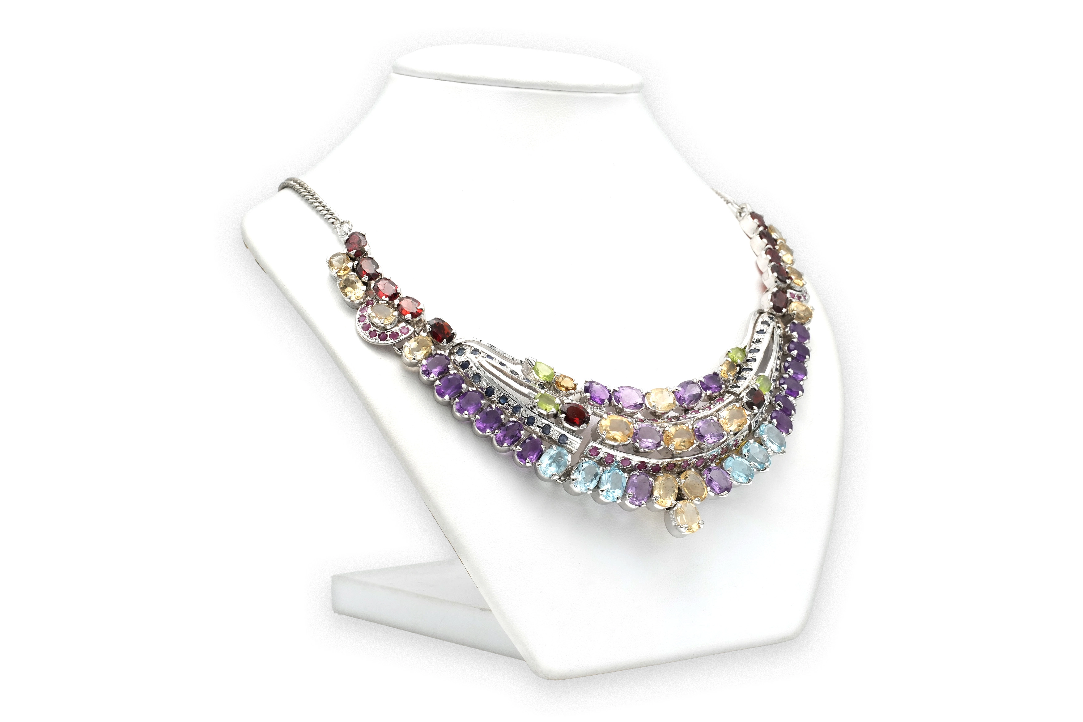 Collier contemporain en argent 925 serti de saphirs, de rubis, d'améthystes, de citrines, de grenats, de topazes et de péridots 