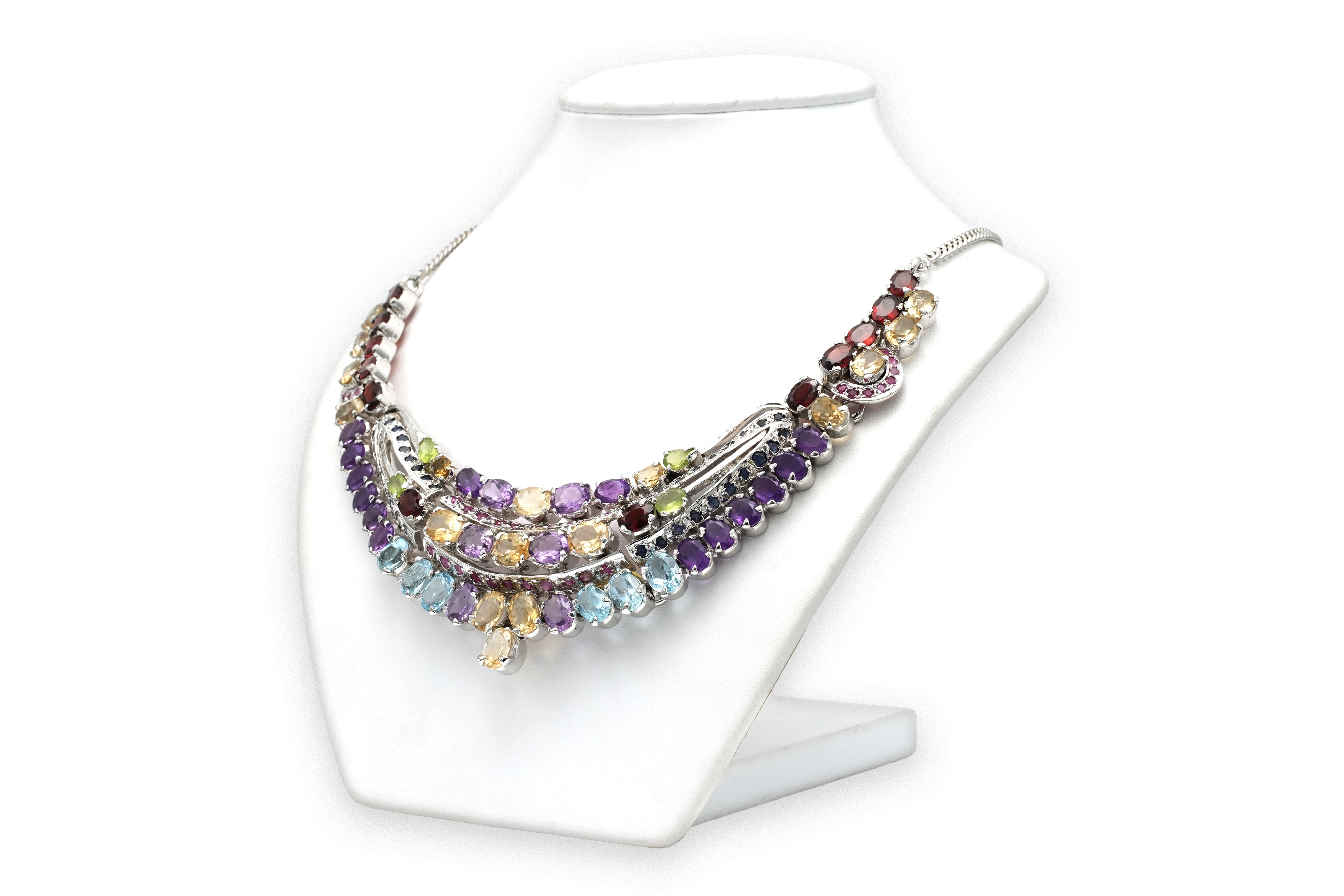Collier contemporain en argent 925 serti de saphirs, de rubis, d'améthystes, de citrines, de grenats, de topazes et de péridots 