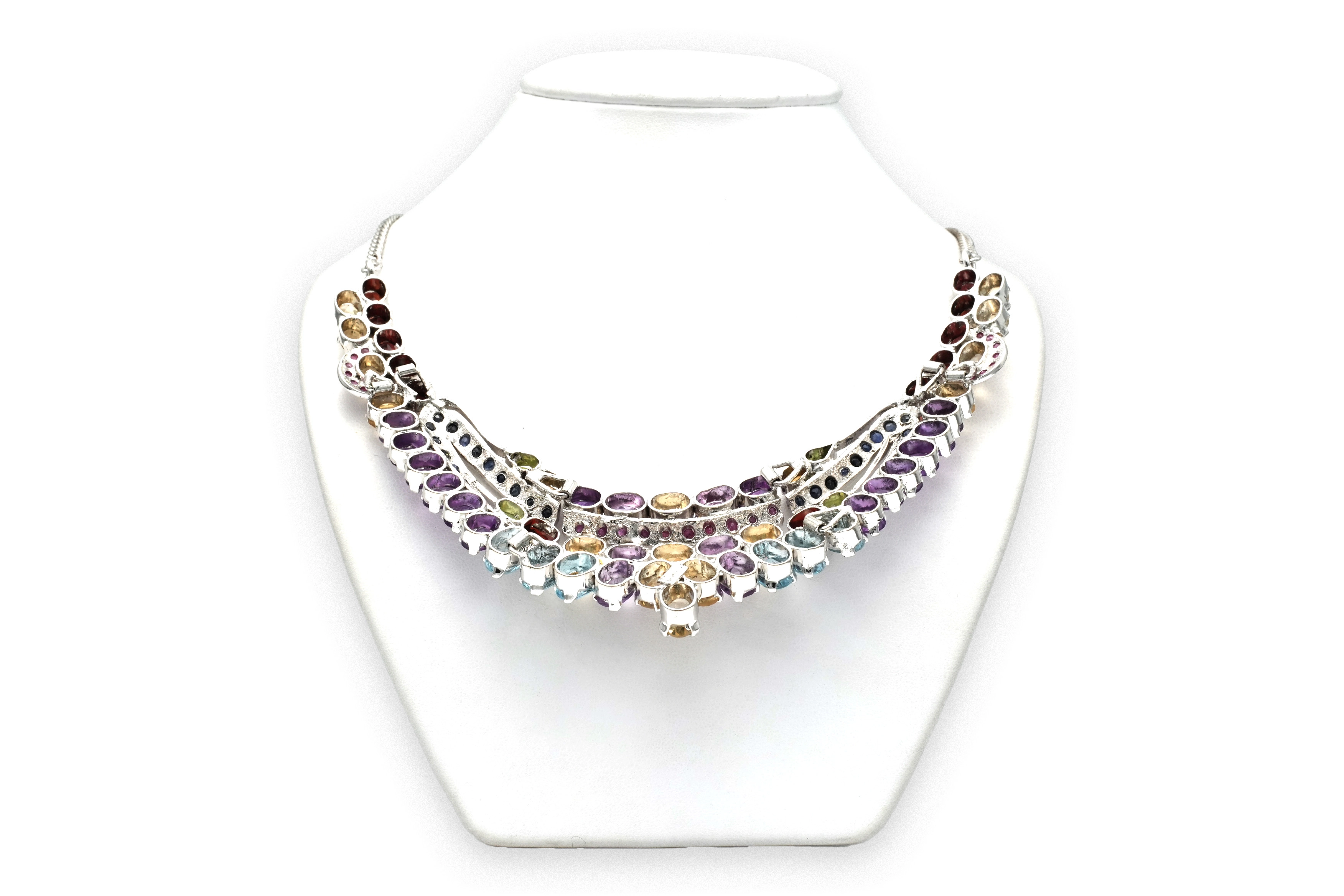 Collier contemporain en argent 925 serti de saphirs, de rubis, d'améthystes, de citrines, de grenats, de topazes et de péridots 