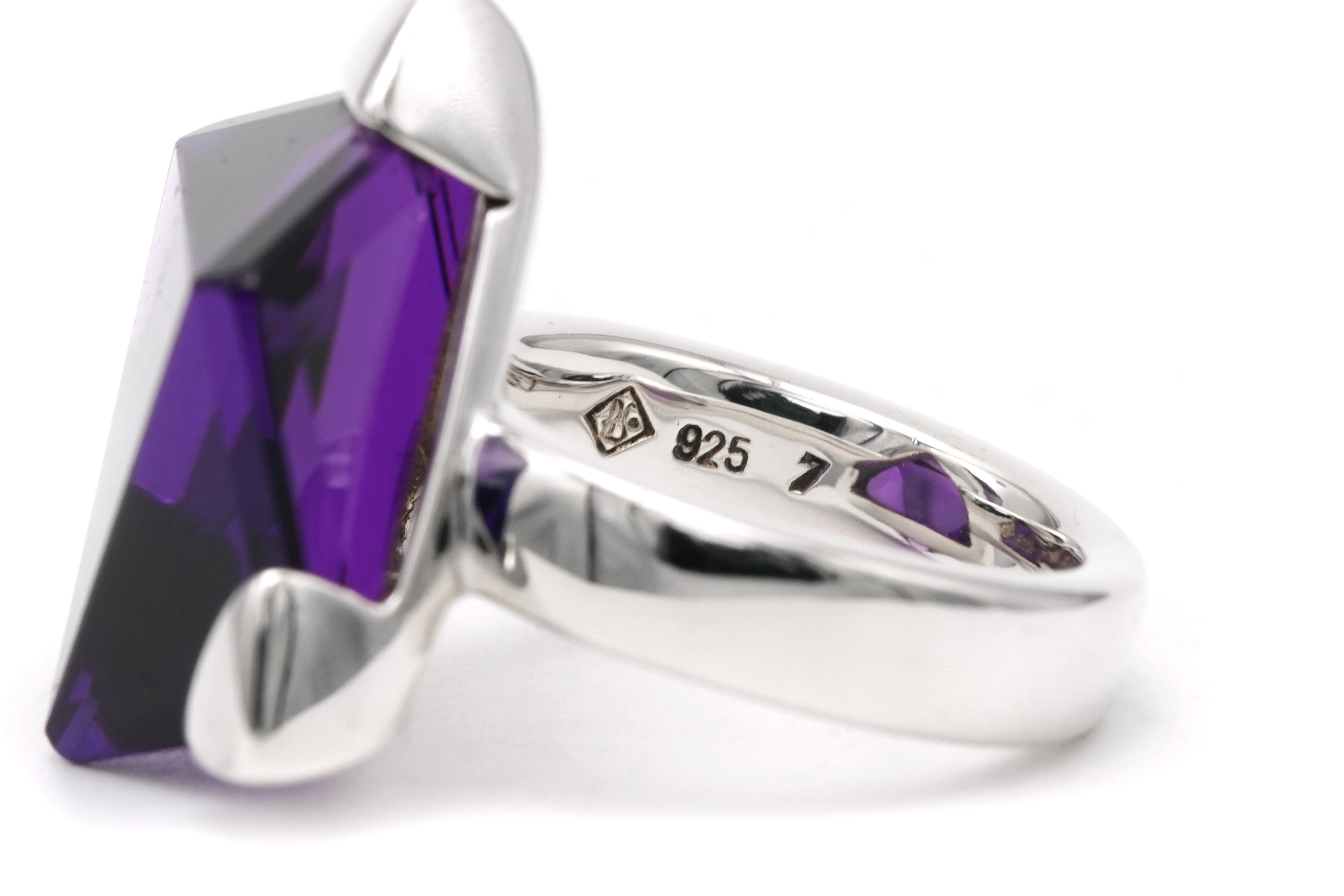 Bague contemporaine en argent 925 sertie d'une améthyste - 4