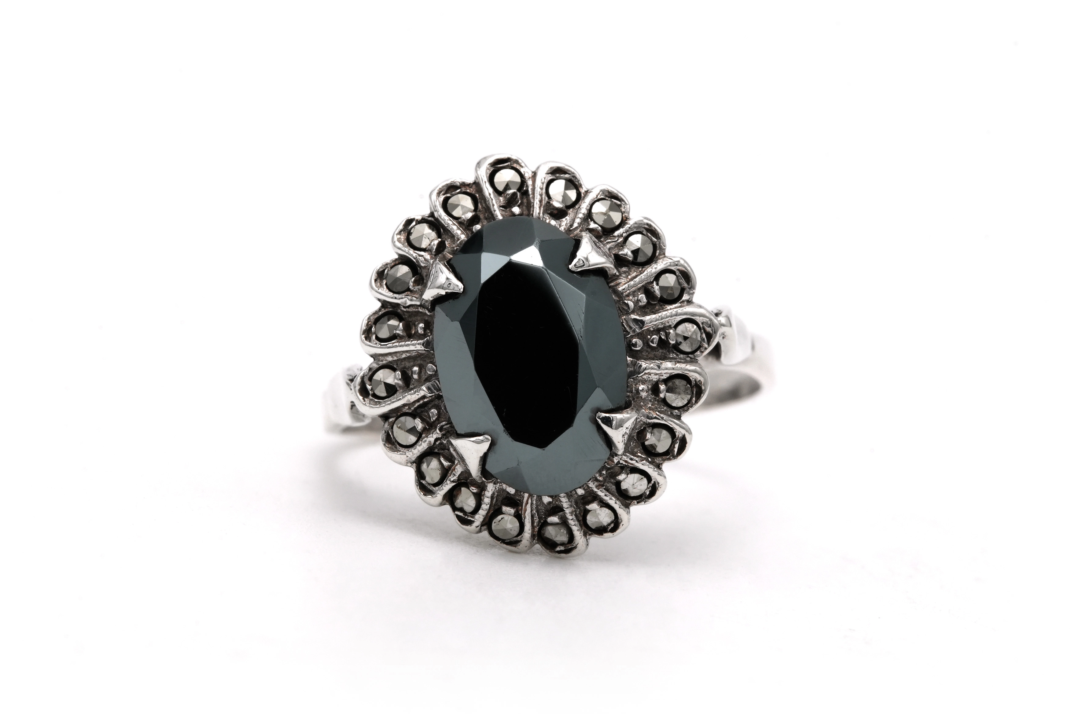 Bague Art Déco en argent sertie d'une hématite et de marcassites - 2