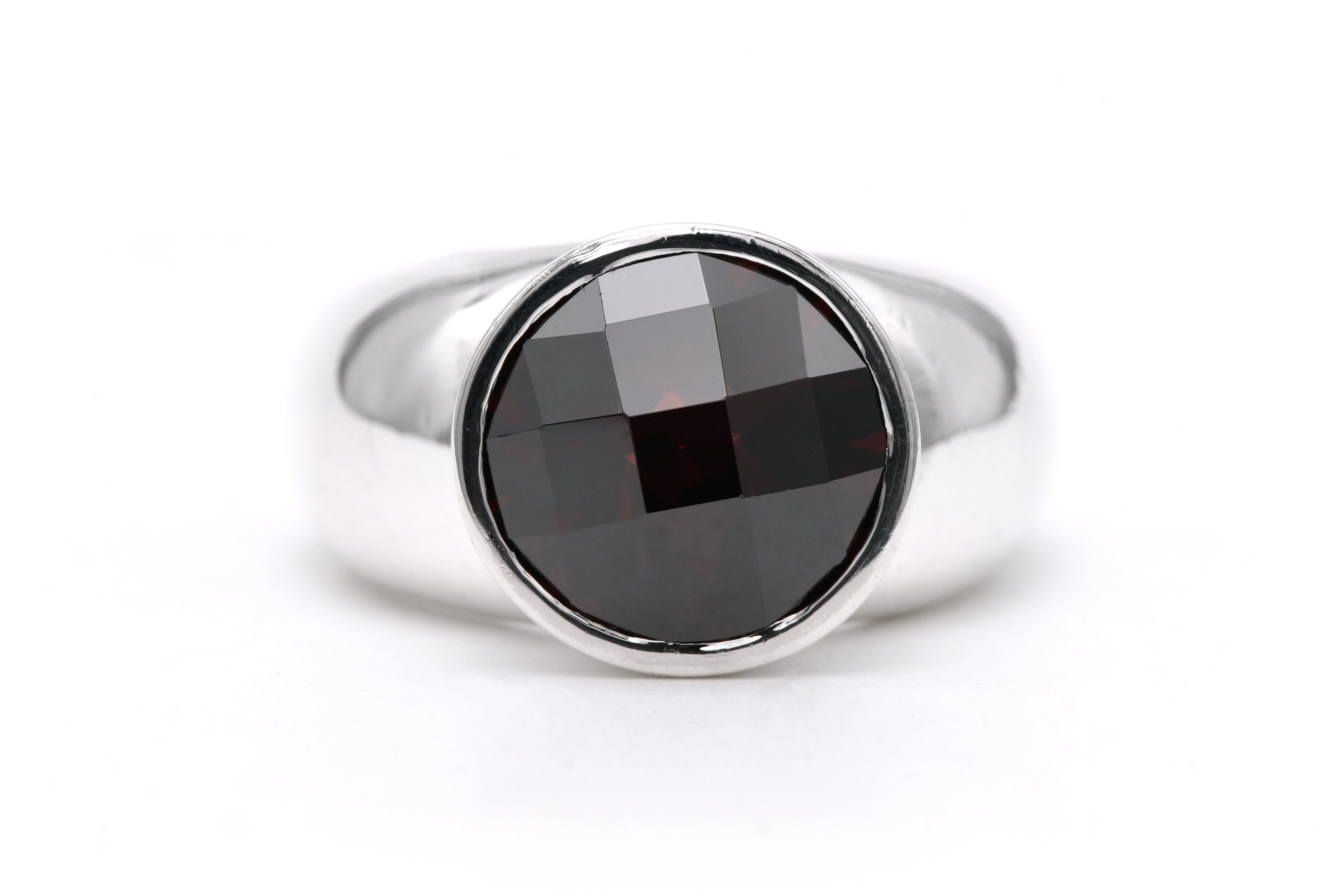 Bague contemporaine en argent 925 sertie d'un grenat - 1