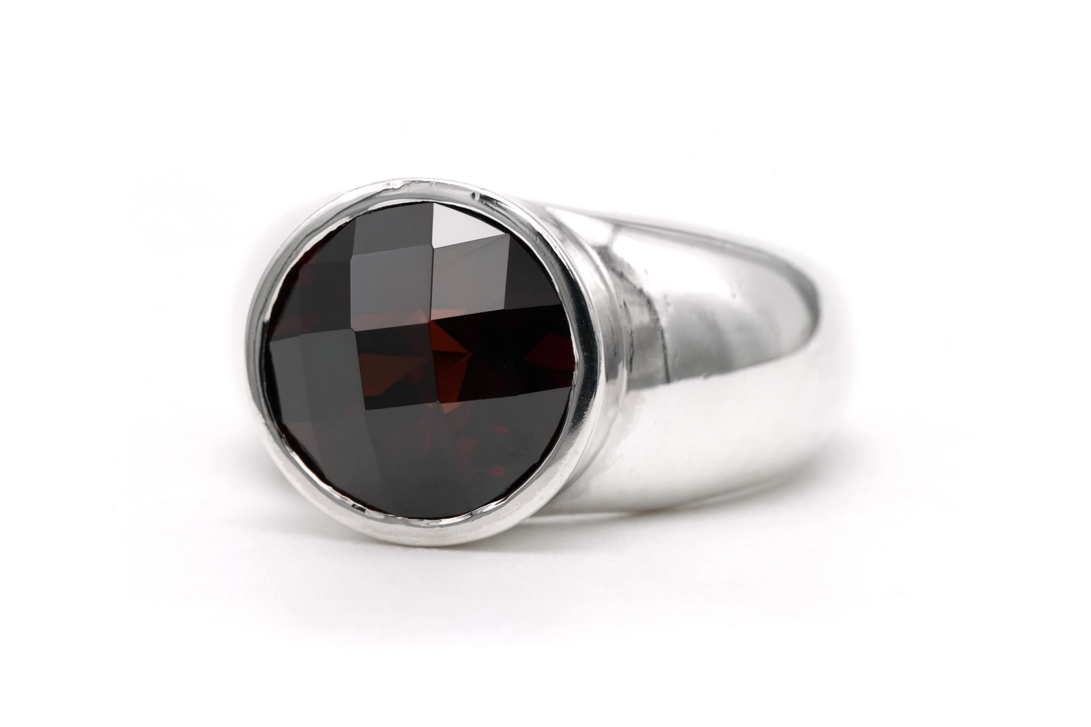 Bague contemporaine en argent 925 sertie d'un grenat - 2