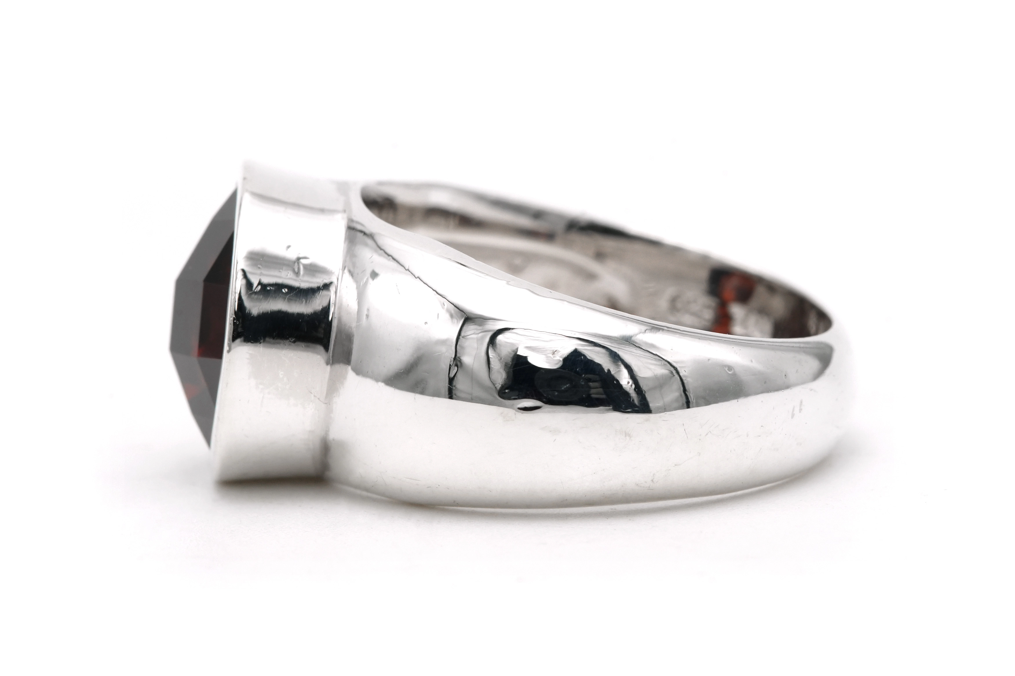 Bague contemporaine en argent 925 sertie d'un grenat - 3