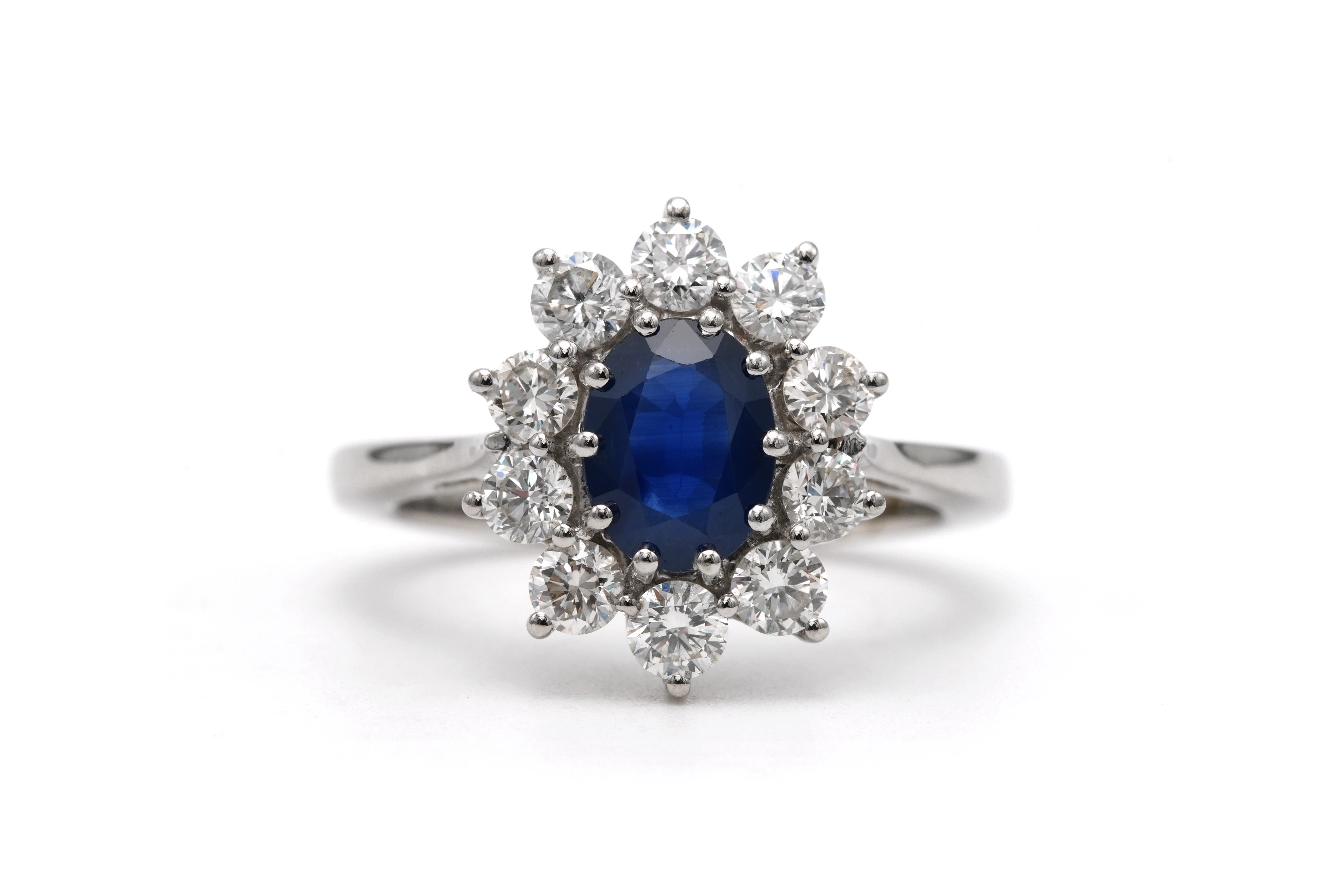 Bague contemporaine en or blanc 18 carats sertie d'un saphir et de diamants taille "brillant" (+-0.9ct) - 1