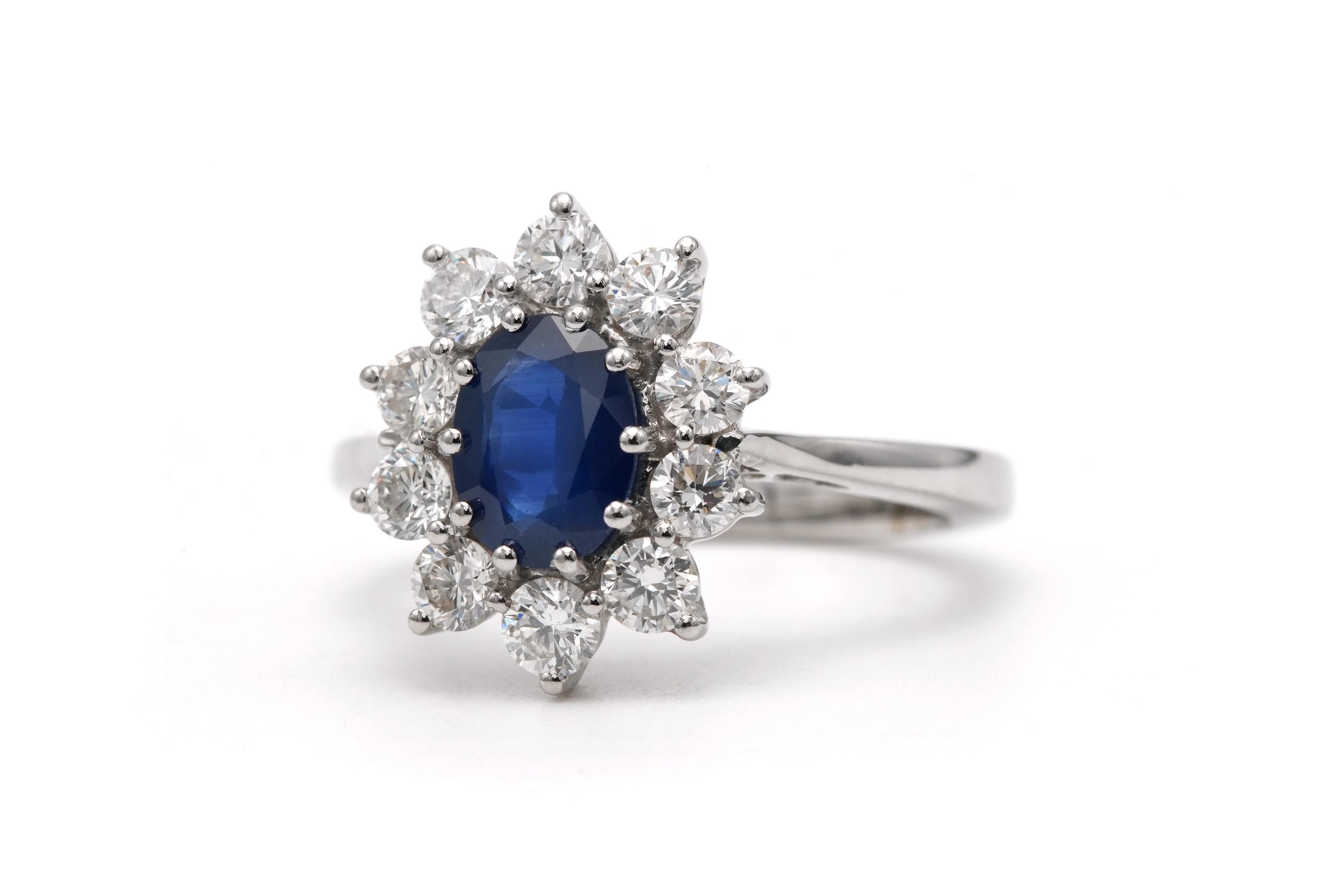 Bague contemporaine en or blanc 18 carats sertie d'un saphir et de diamants taille "brillant" (+-0.9ct) - 2