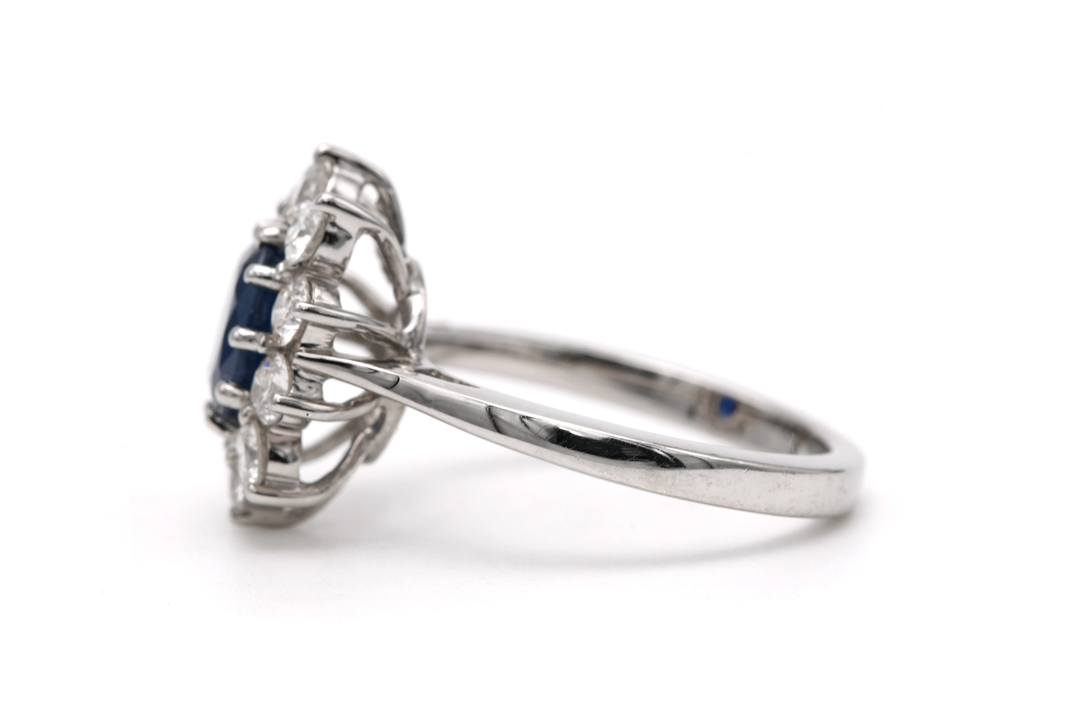 Bague contemporaine en or blanc 18 carats sertie d'un saphir et de diamants taille "brillant" (+-0.9ct) - 3
