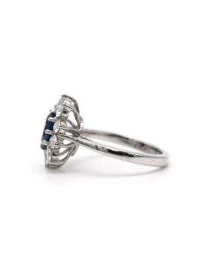 Bague contemporaine en or blanc 18 carats sertie d'un saphir et de diamants taille "brillant" (+-0.9ct) - 3