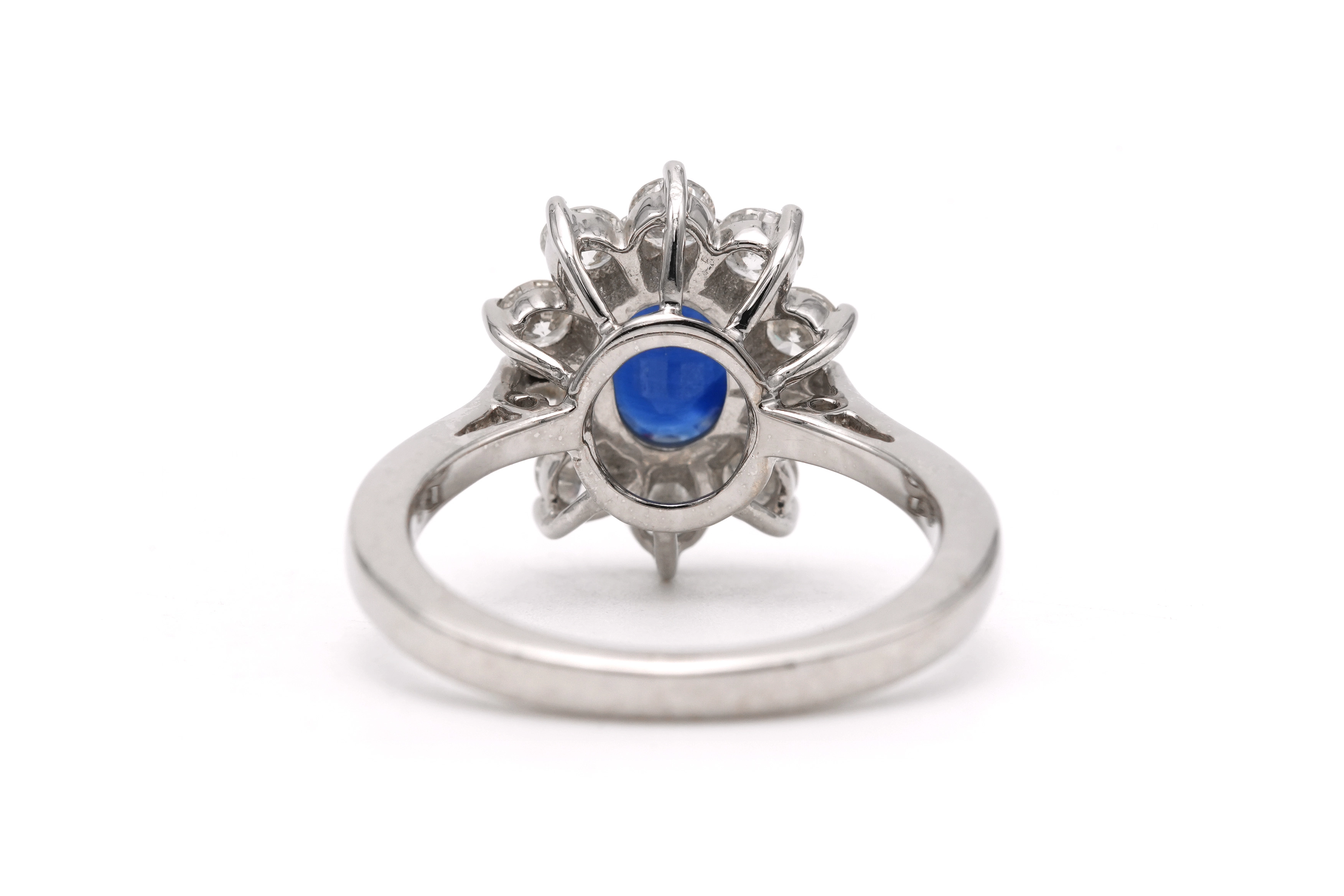 Bague contemporaine en or blanc 18 carats sertie d'un saphir et de diamants taille "brillant" (+-0.9ct) - 4