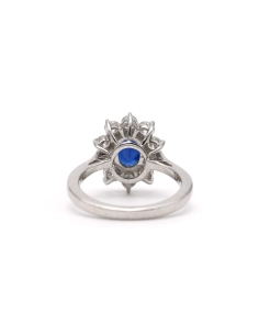 Bague contemporaine en or blanc 18 carats sertie d'un saphir et de diamants taille "brillant" (+-0.9ct) - 4