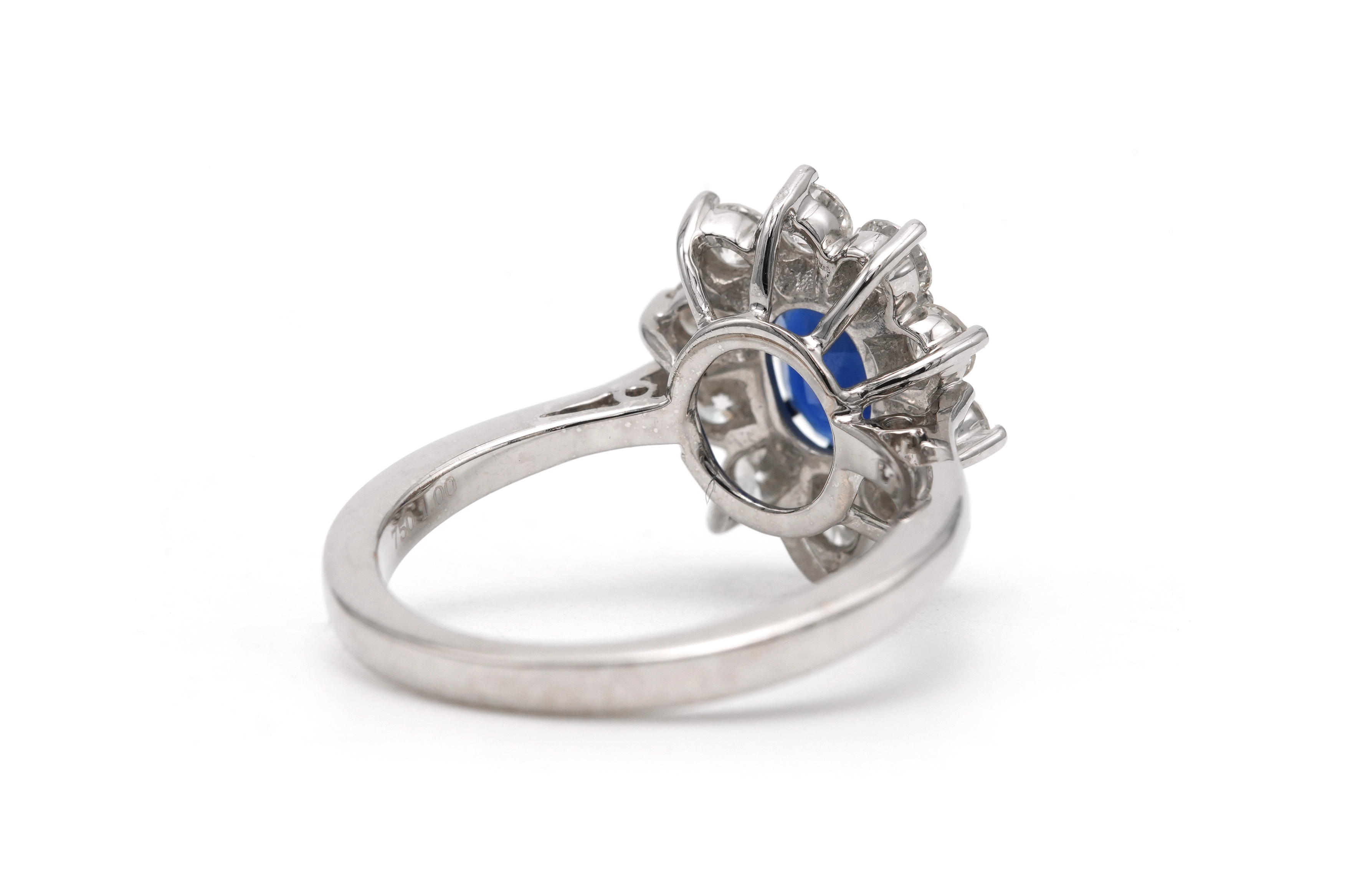 Bague contemporaine en or blanc 18 carats sertie d'un saphir et de diamants taille "brillant" (+-0.9ct) - 5