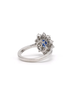 Bague contemporaine en or blanc 18 carats sertie d'un saphir et de diamants taille "brillant" (+-0.9ct) - 5