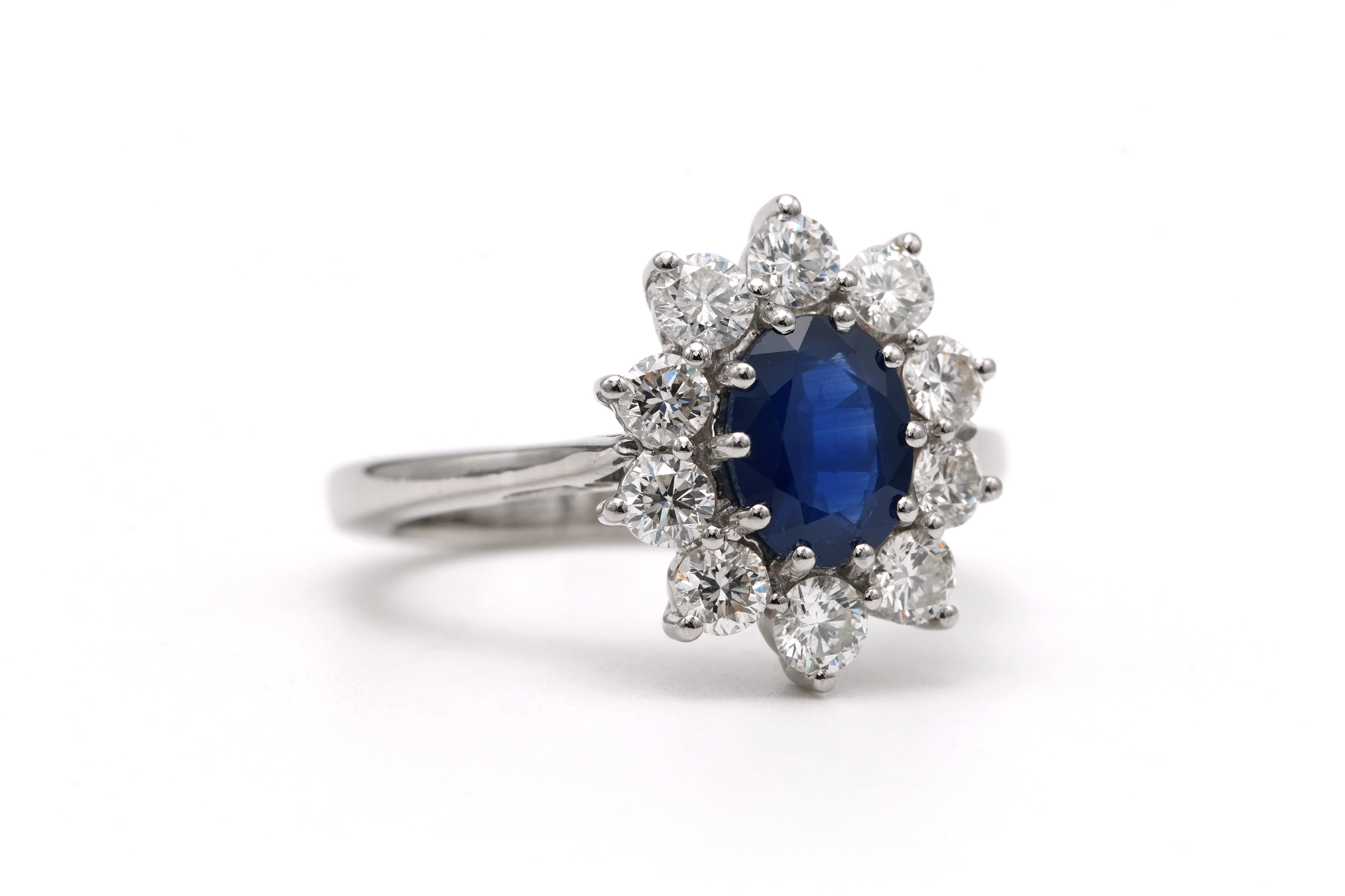 Bague contemporaine en or blanc 18 carats sertie d'un saphir et de diamants taille "brillant" (+-0.9ct) - 6
