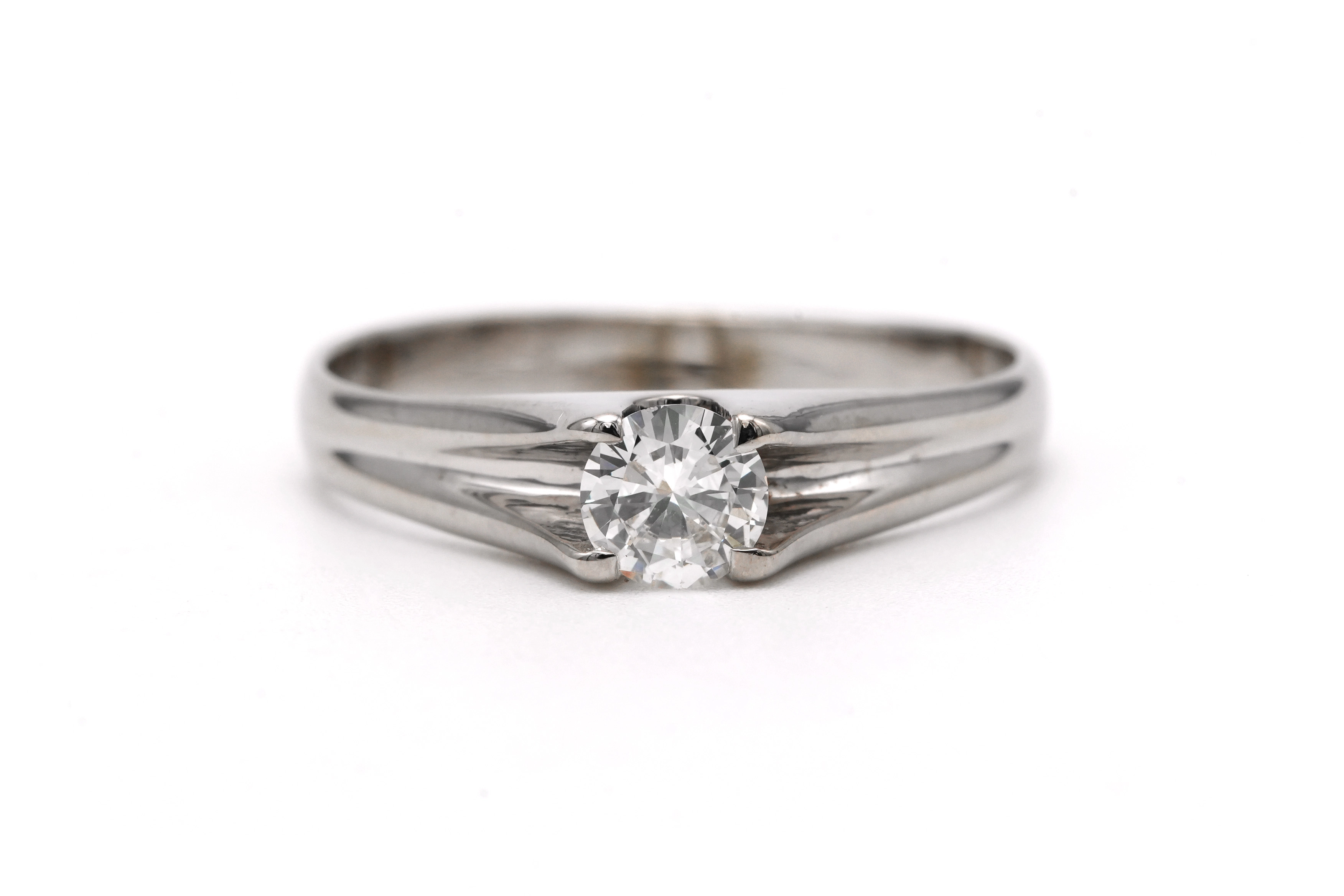 Bague Années 70 en or blanc 18 carats sertie d'un diamant taille "brillant" (+-0.33ct) - 1