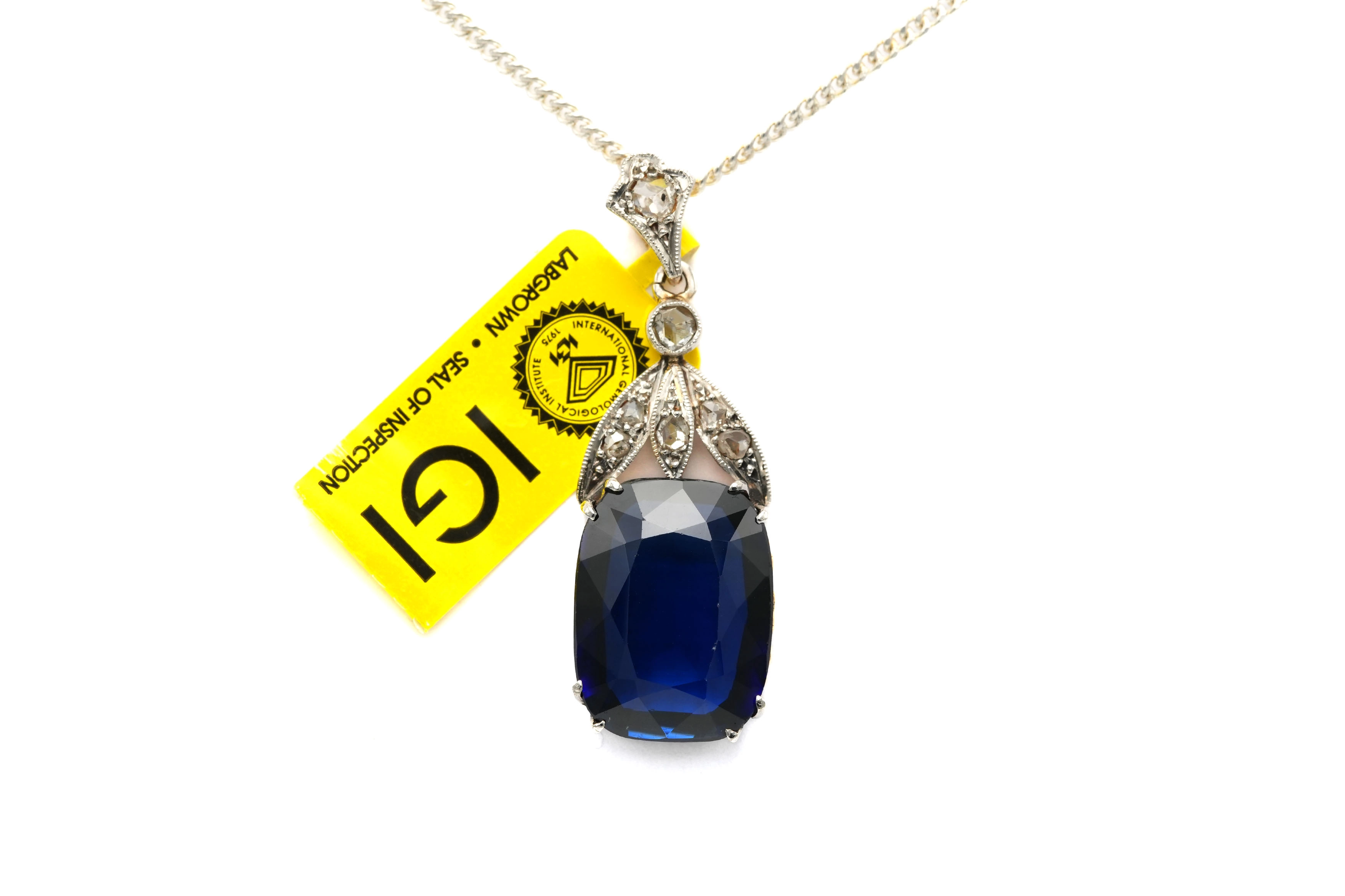 Pendentif Art Déco en or jaune et blanc 14 carats serti d'un saphir de synthèse et de diamants taille "rose" - 1