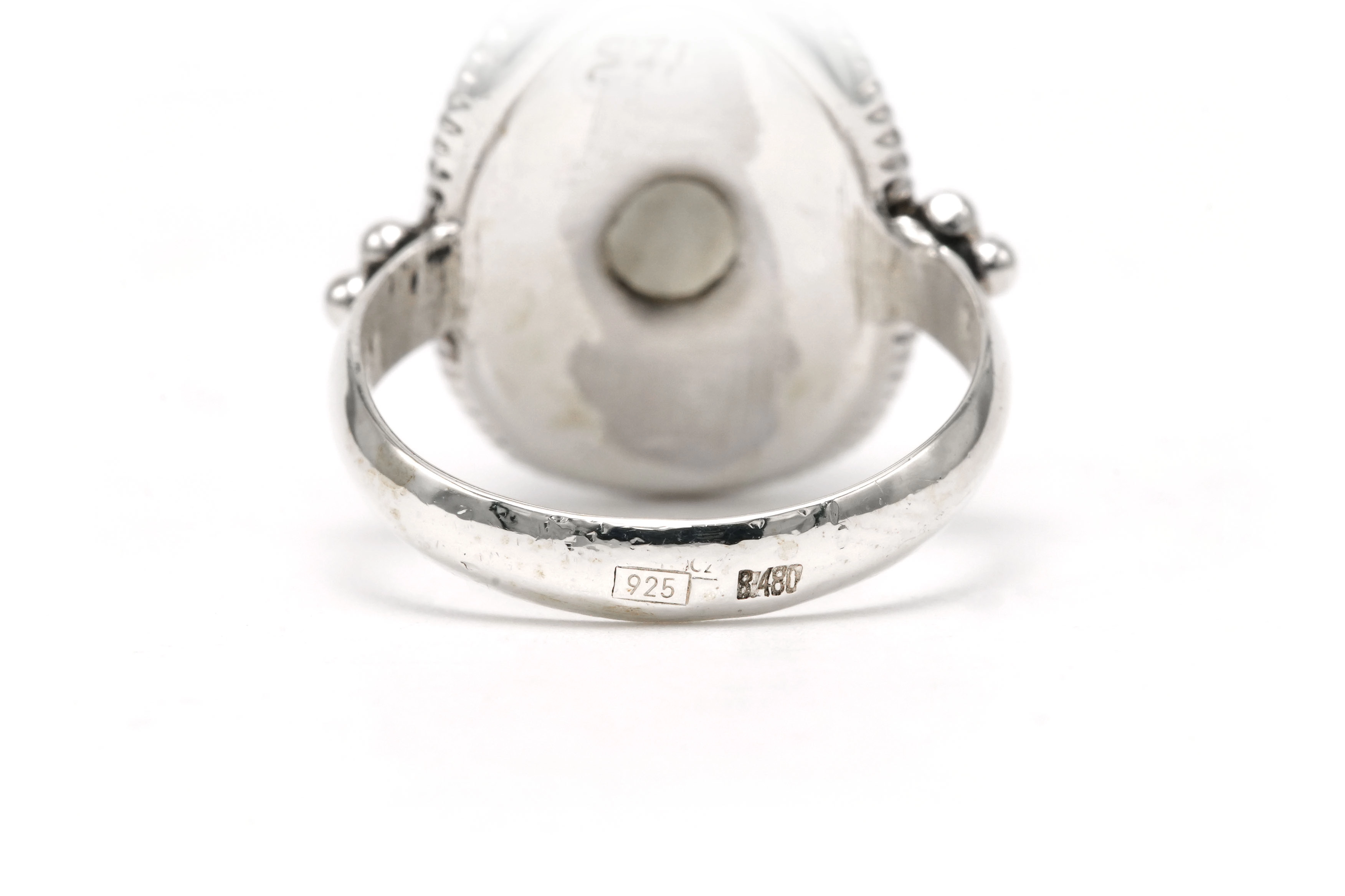Bague contemporaine en argent 925 sertie d'une labradorite - 4