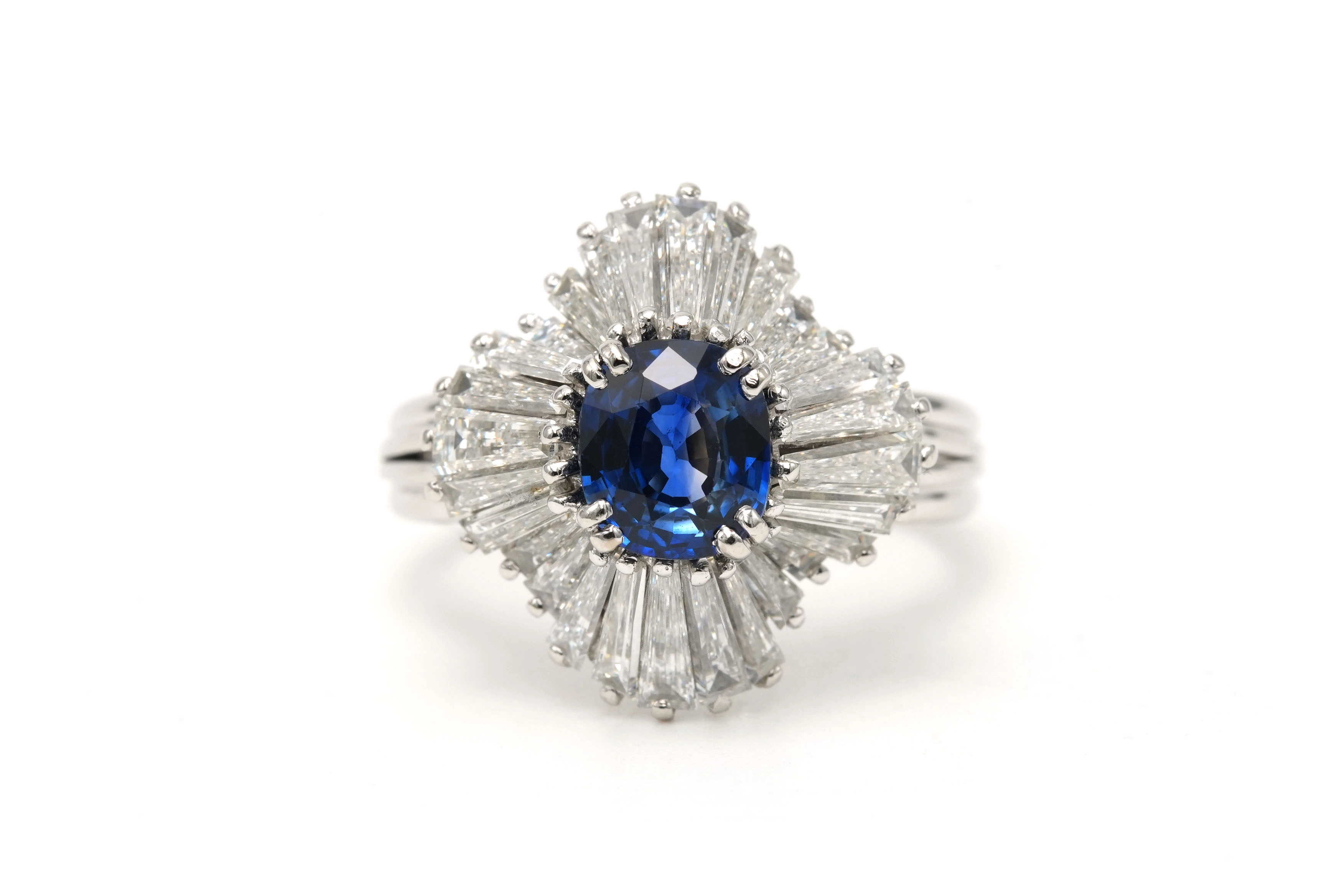 Bague contemporaine en platine sertie d'un saphir et de diamants taille "baguette" - 1