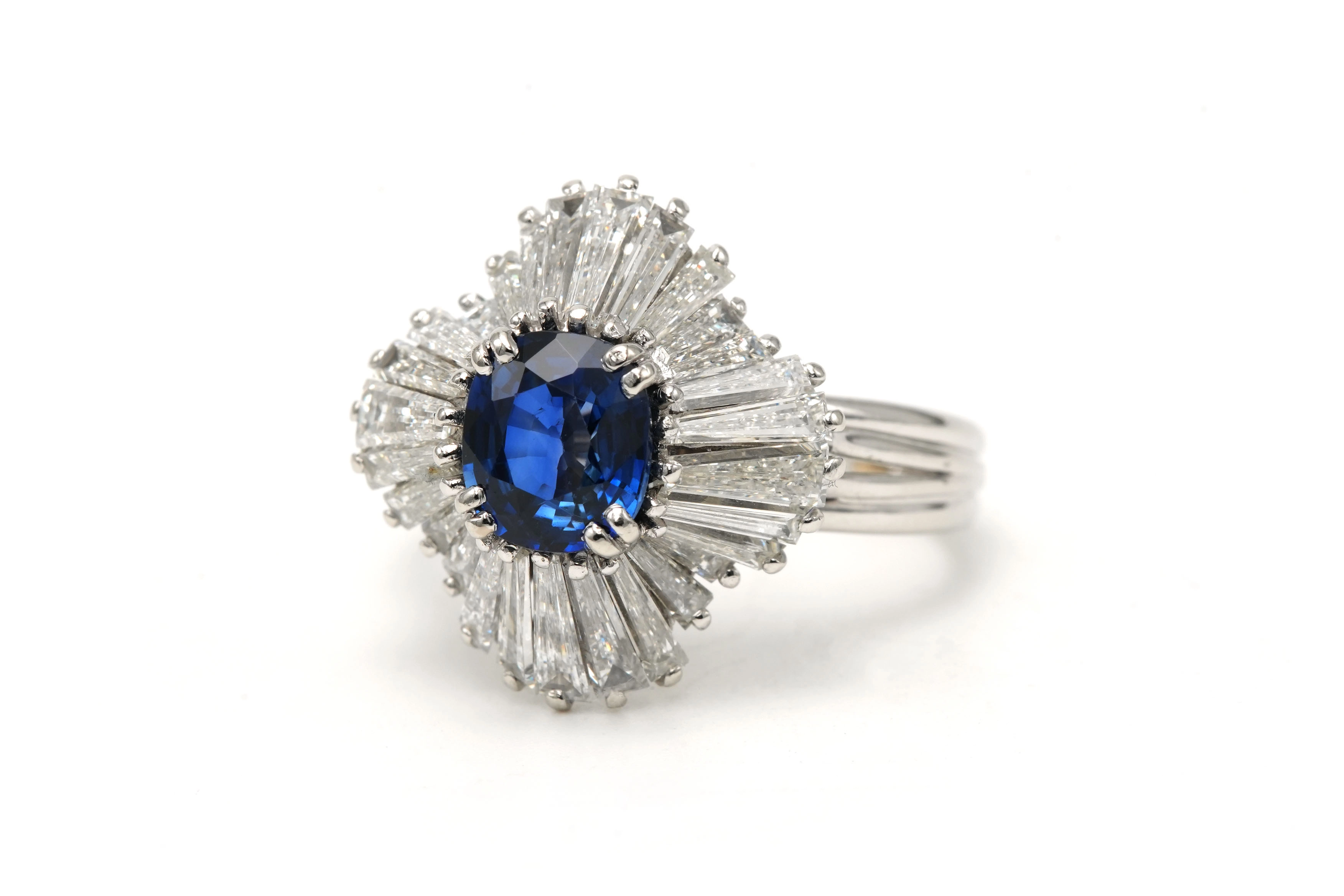 Bague contemporaine en platine sertie d'un saphir et de diamants taille "baguette" - 2