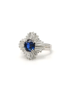 Bague contemporaine en platine sertie d'un saphir et de diamants taille "baguette" - 2