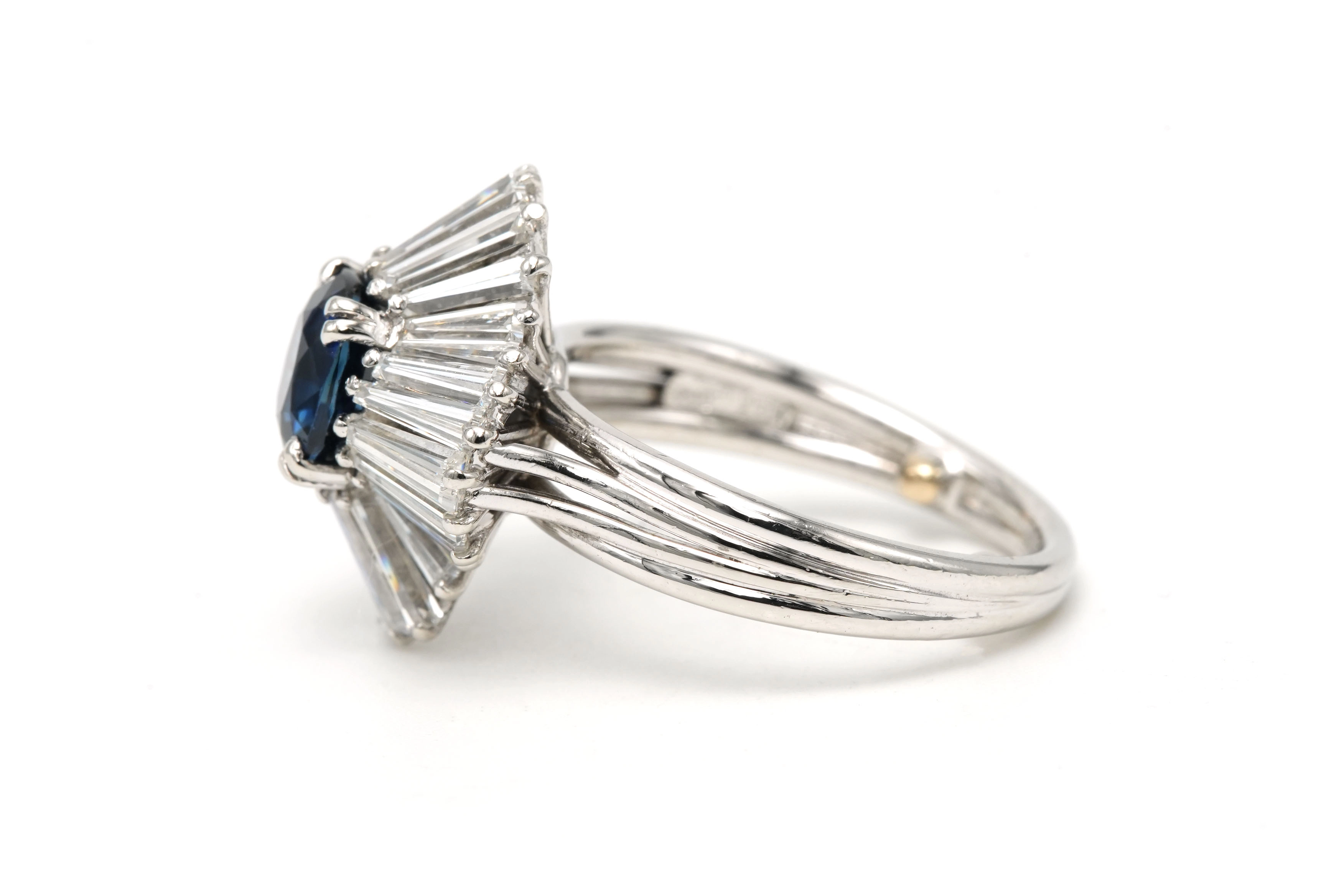 Bague contemporaine en platine sertie d'un saphir et de diamants taille "baguette" - 3