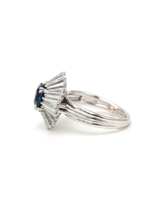 Bague contemporaine en platine sertie d'un saphir et de diamants taille "baguette" - 3