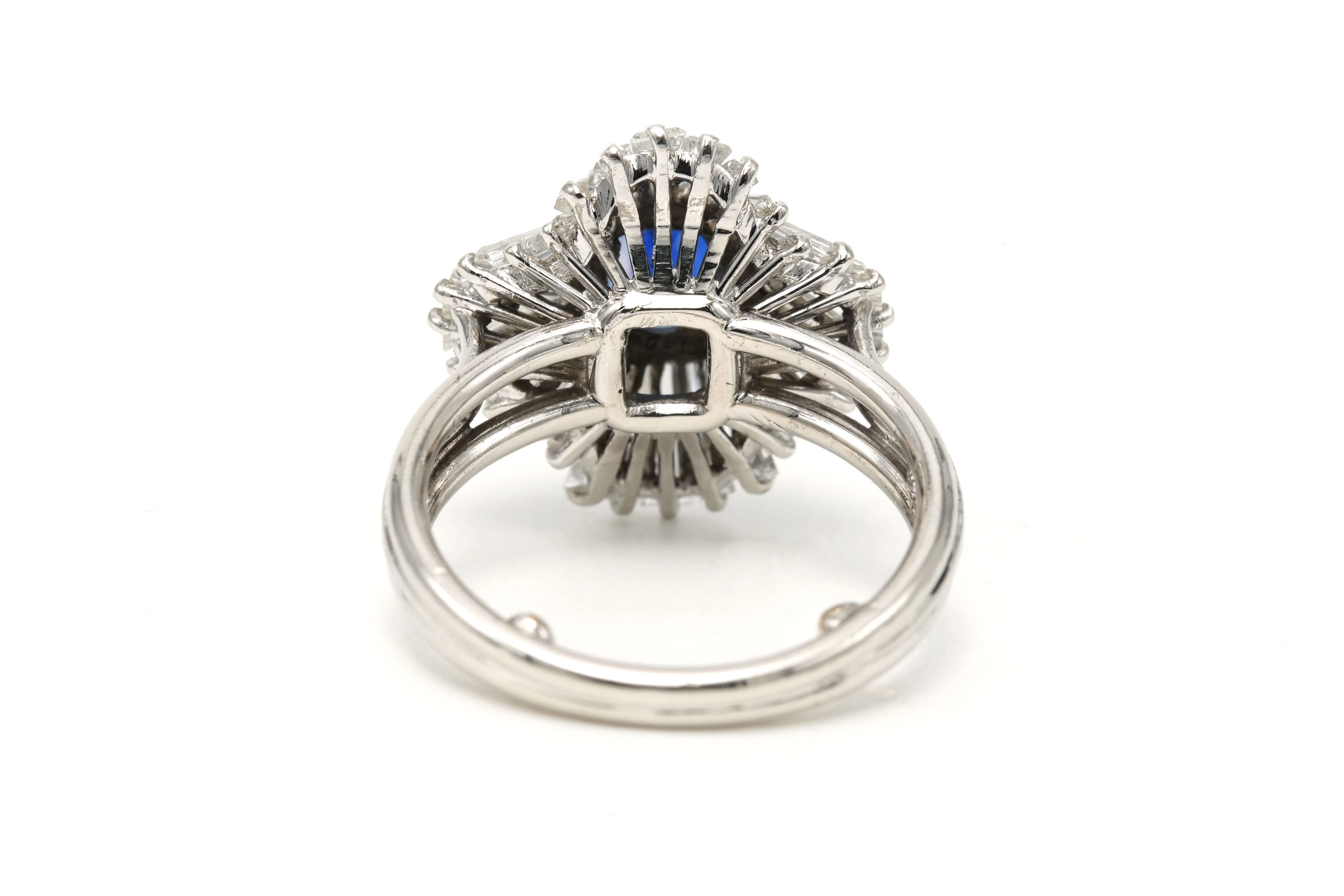 Bague contemporaine en platine sertie d'un saphir et de diamants taille "baguette" - 4