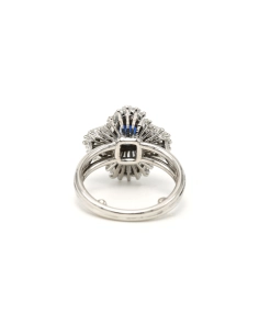 Bague contemporaine en platine sertie d'un saphir et de diamants taille "baguette" - 4
