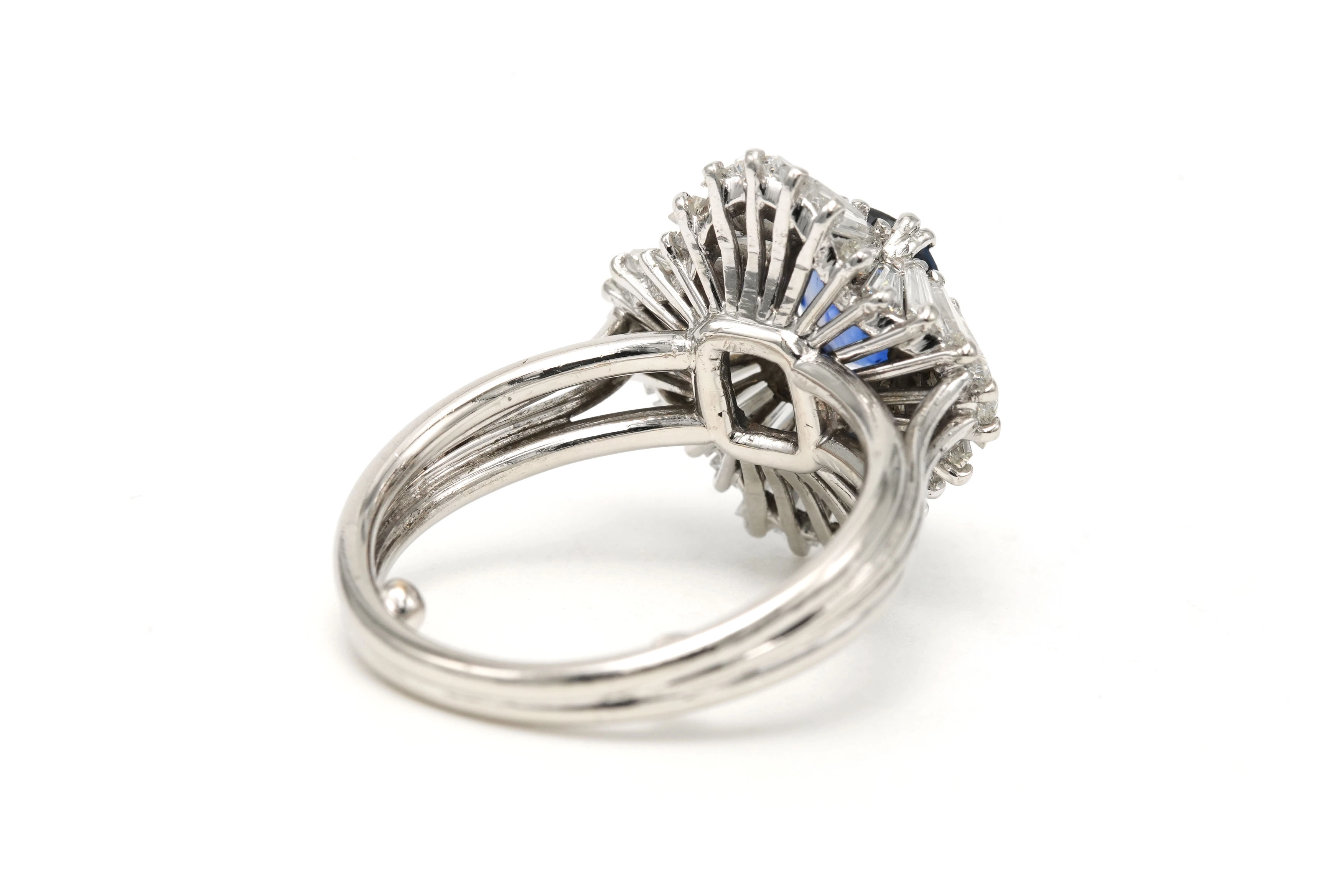 Bague contemporaine en platine sertie d'un saphir et de diamants taille "baguette" - 5