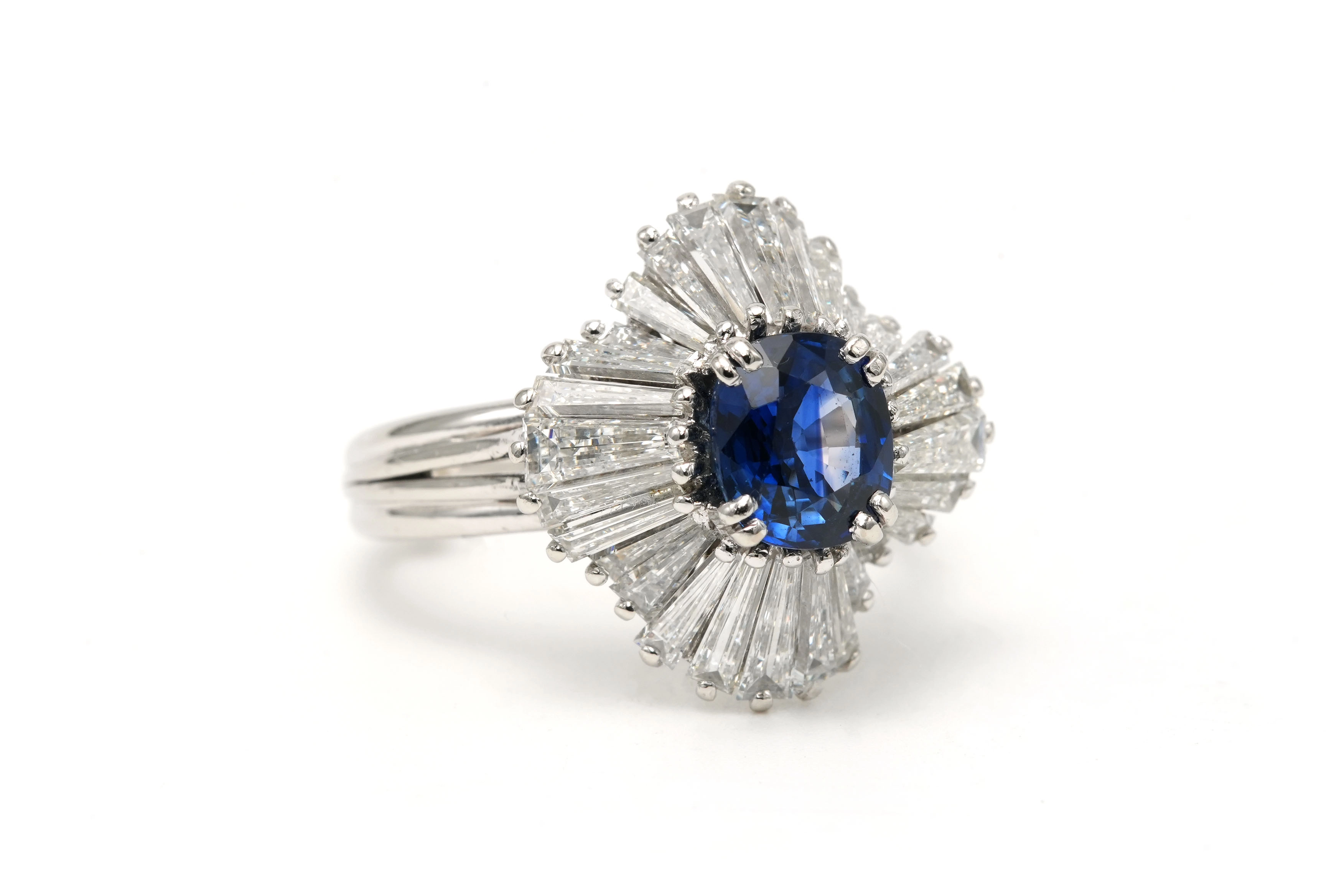 Bague contemporaine en platine sertie d'un saphir et de diamants taille "baguette" - 6