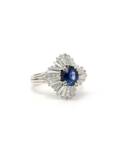 Bague contemporaine en platine sertie d'un saphir et de diamants taille "baguette" - 6
