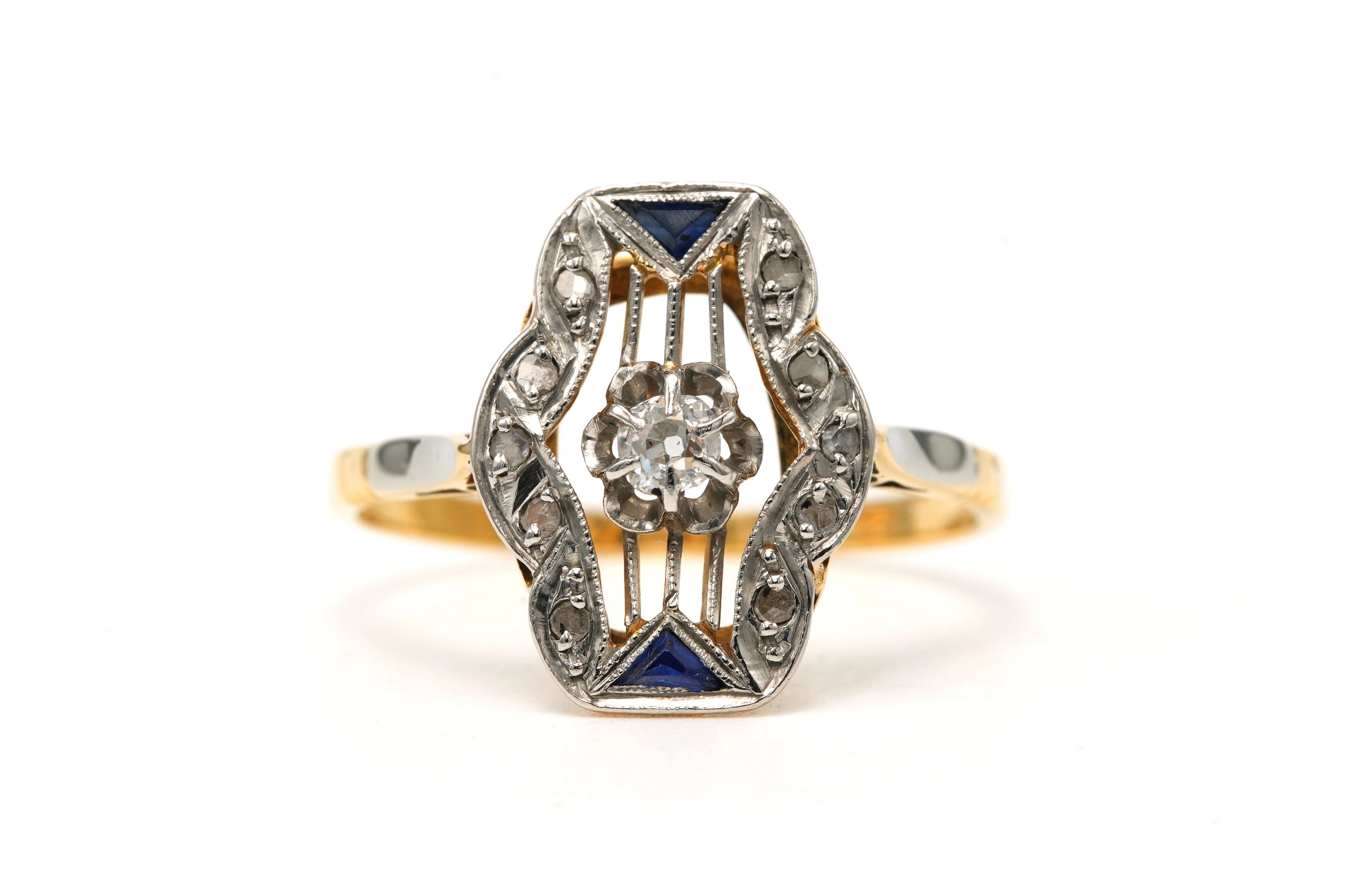 Bague Art Déco en or jaune et blanc 18 carats sertie d'un diamant taille "old cut", de diamants taille "rose" et de saphirs - 1