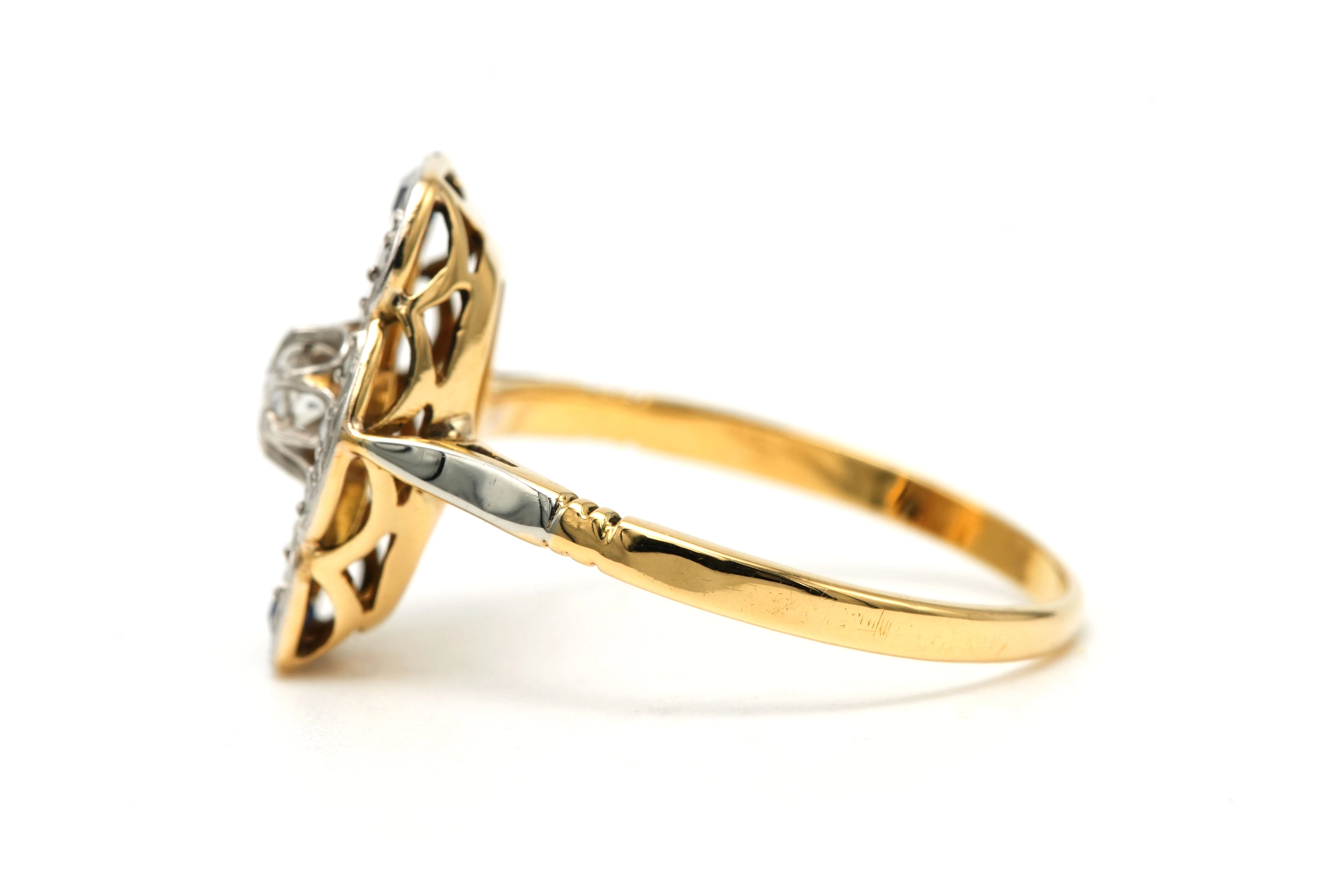 Bague Art Déco en or jaune et blanc 18 carats sertie d'un diamant taille "old cut", de diamants taille "rose" et de saphirs - 3