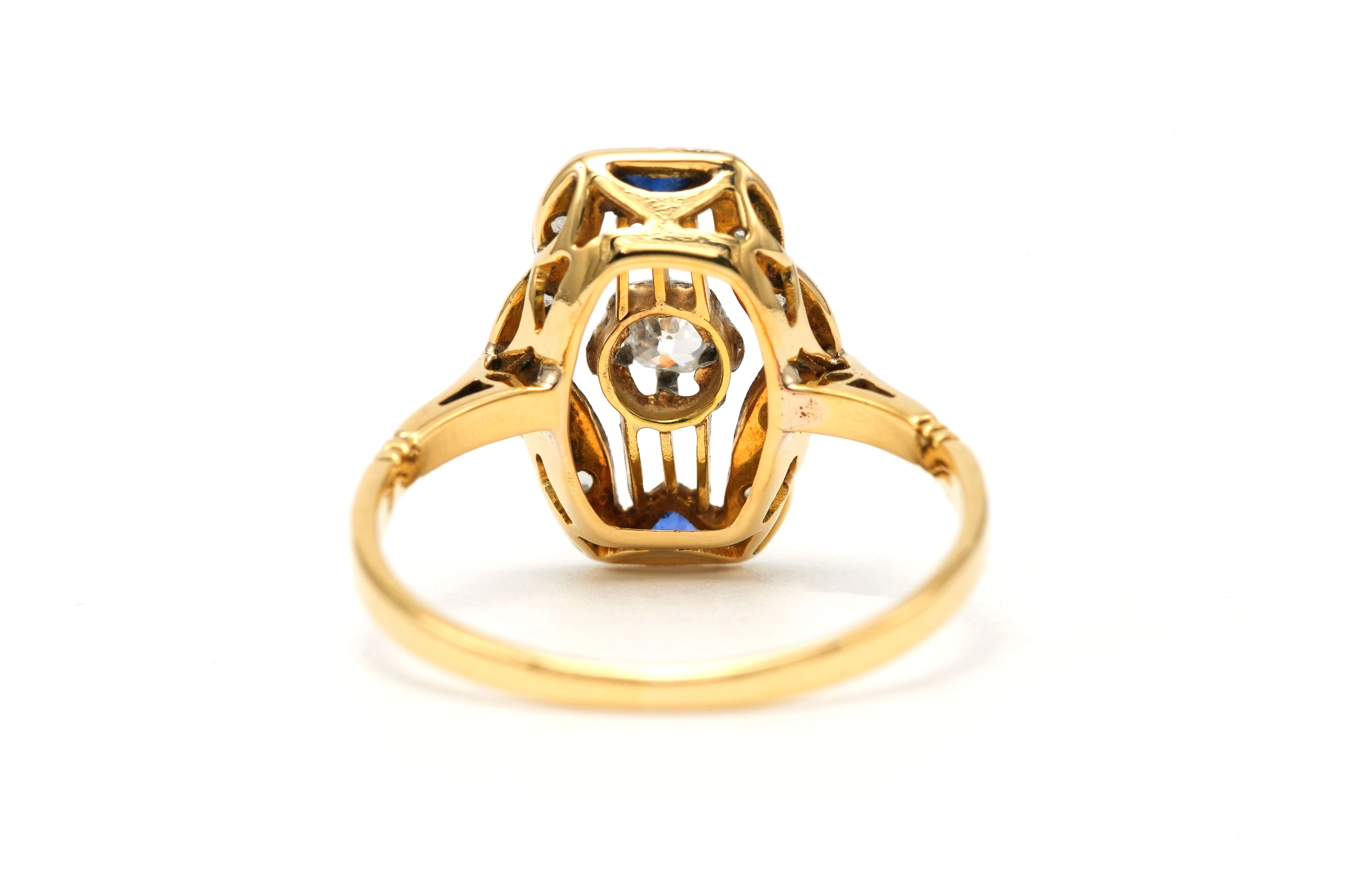 Bague Art Déco en or jaune et blanc 18 carats sertie d'un diamant taille "old cut", de diamants taille "rose" et de saphirs - 4