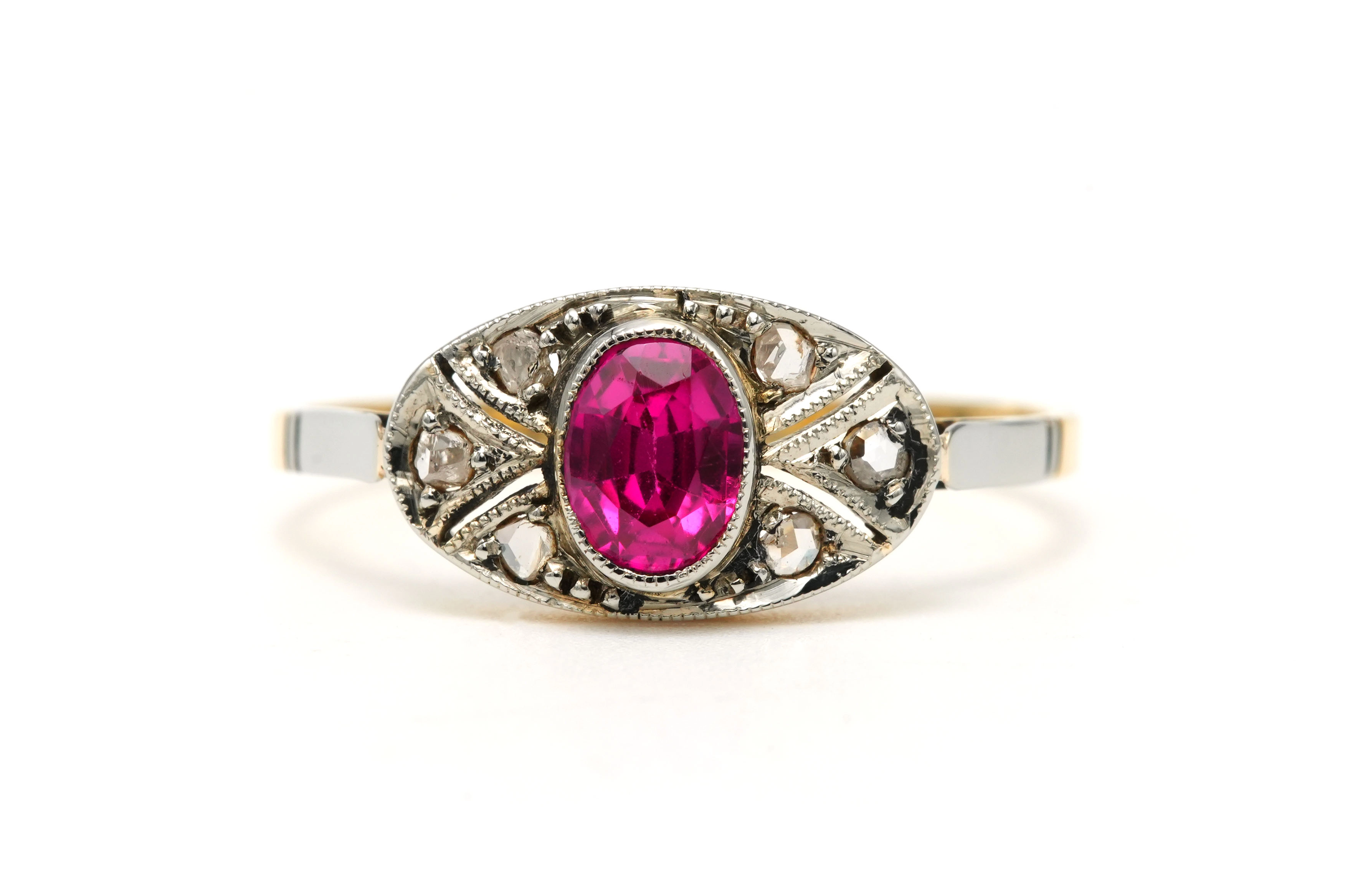 Bague Art Déco en or jaune et blanc 18 carats sertie d'un rubis de synthèse et de diamants taille "rose" - 1