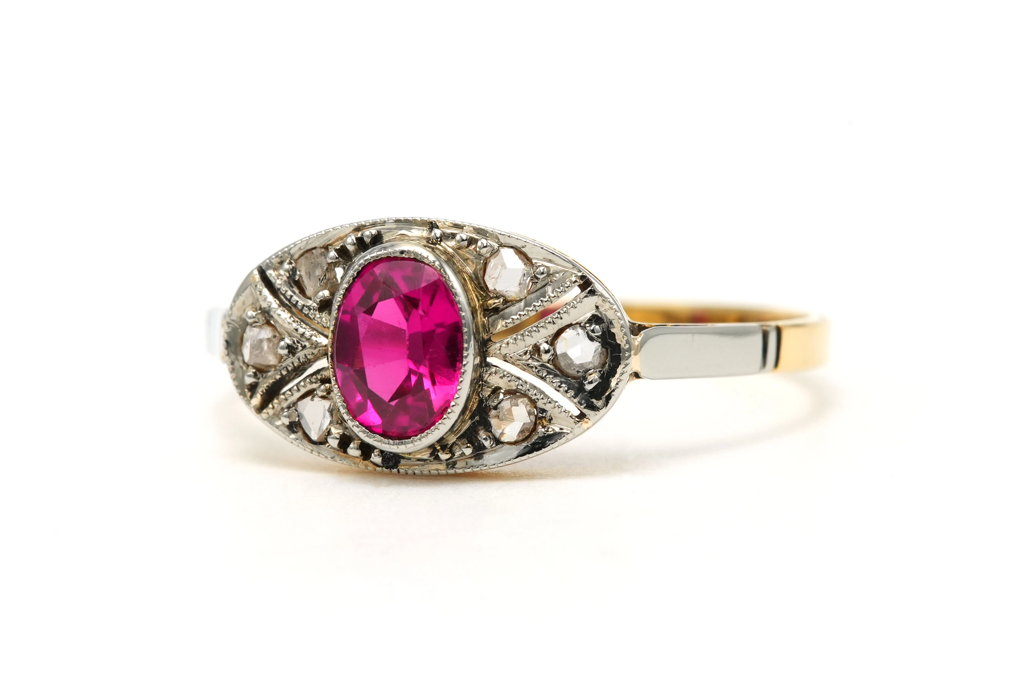 Bague Art Déco en or jaune et blanc 18 carats sertie d'un rubis de synthèse et de diamants taille "rose" - - 2