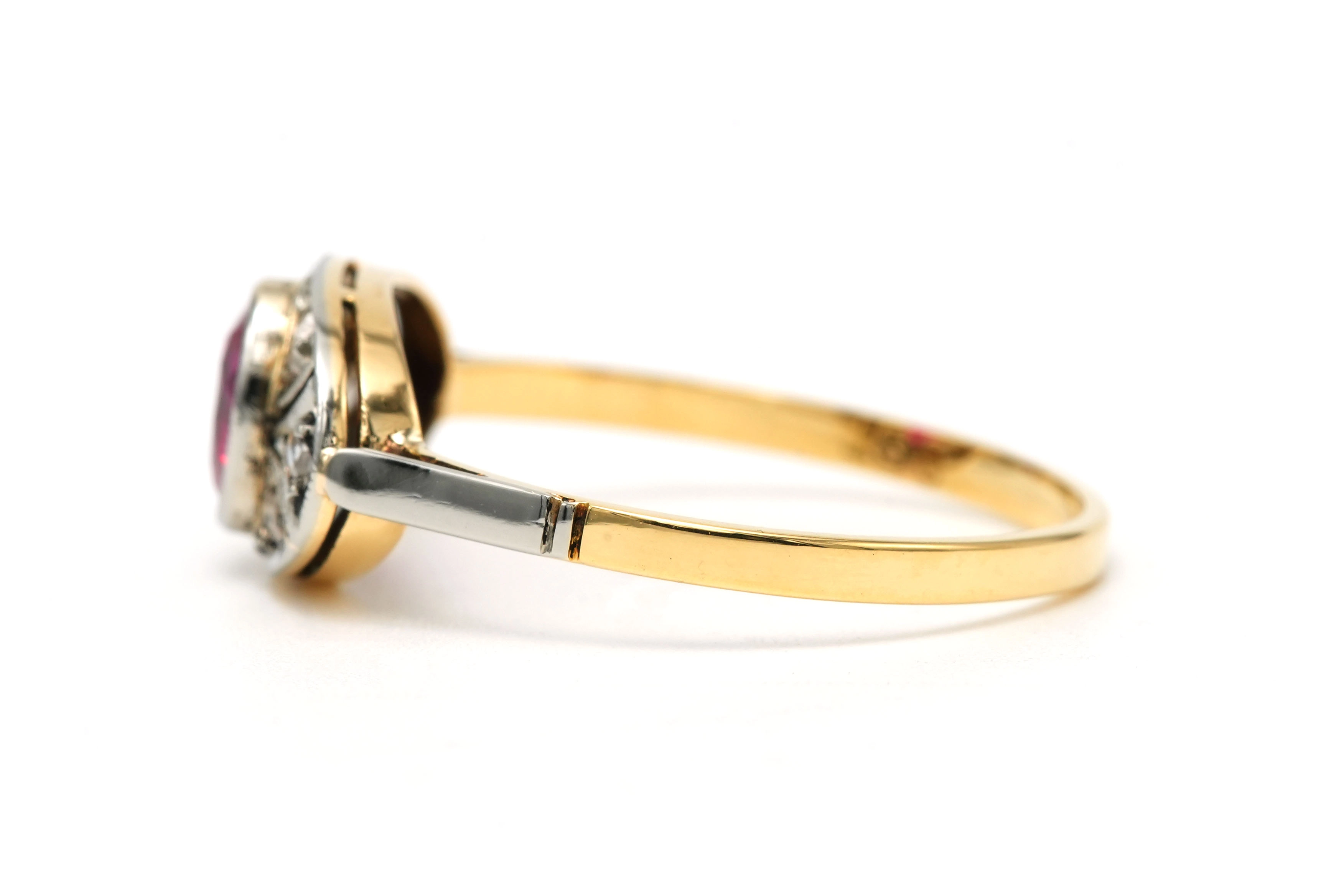 Bague Art Déco en or jaune et blanc 18 carats sertie d'un rubis de synthèse et de diamants taille "rose" - - 3