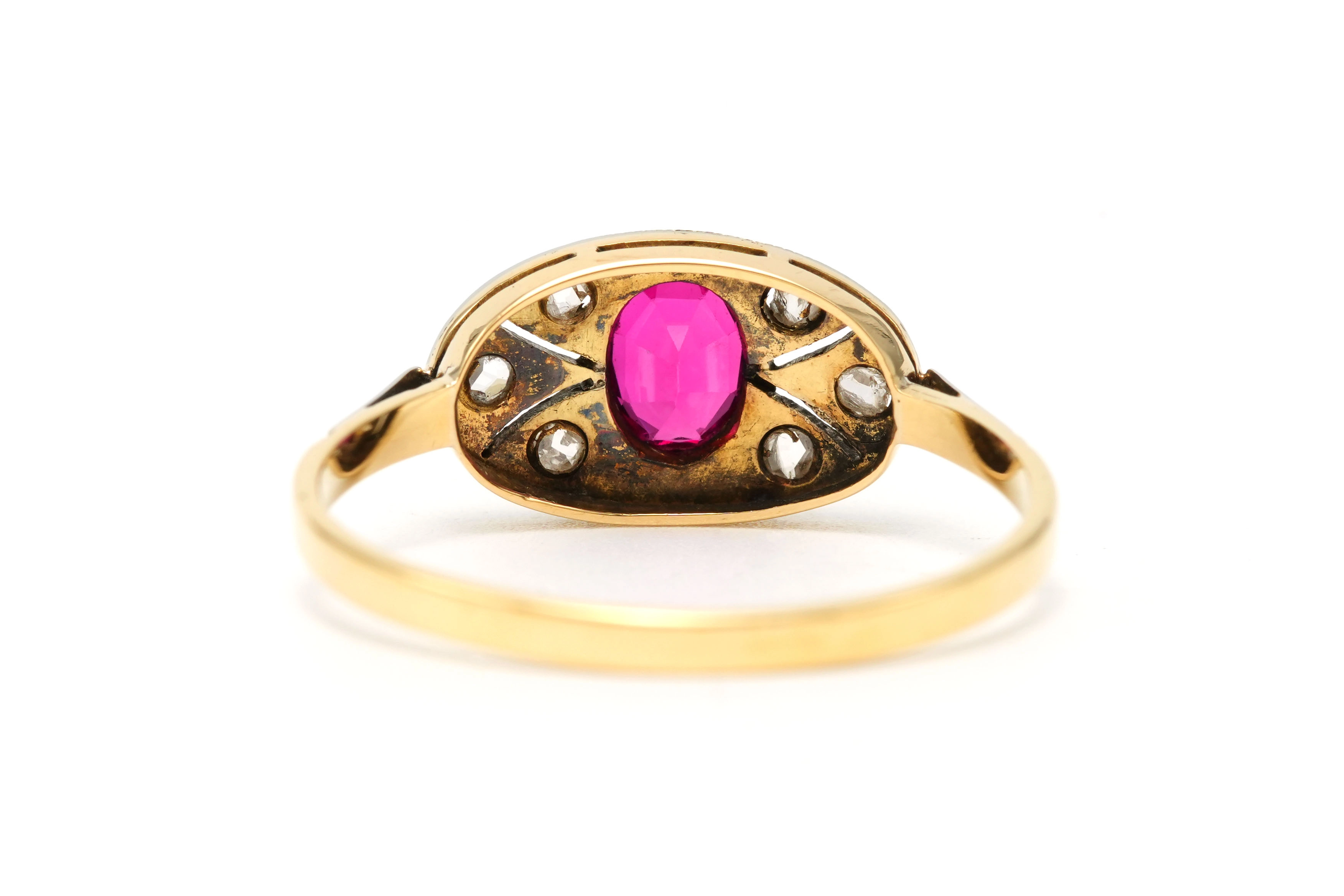 Bague Art Déco en or jaune et blanc 18 carats sertie d'un rubis de synthèse et de diamants taille "rose" - - 4
