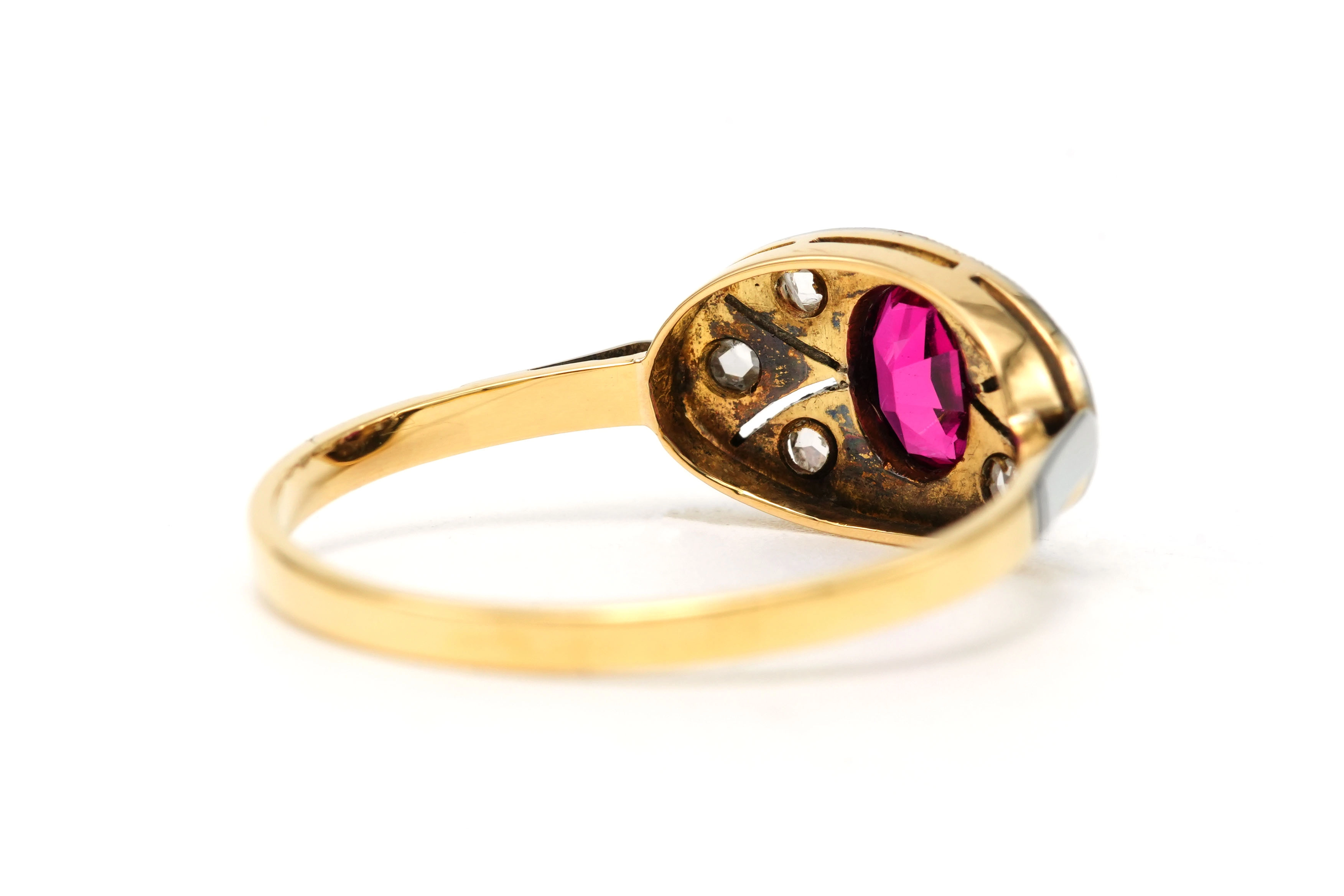 Bague Art Déco en or jaune et blanc 18 carats sertie d'un rubis de synthèse et de diamants taille "rose" - - 5