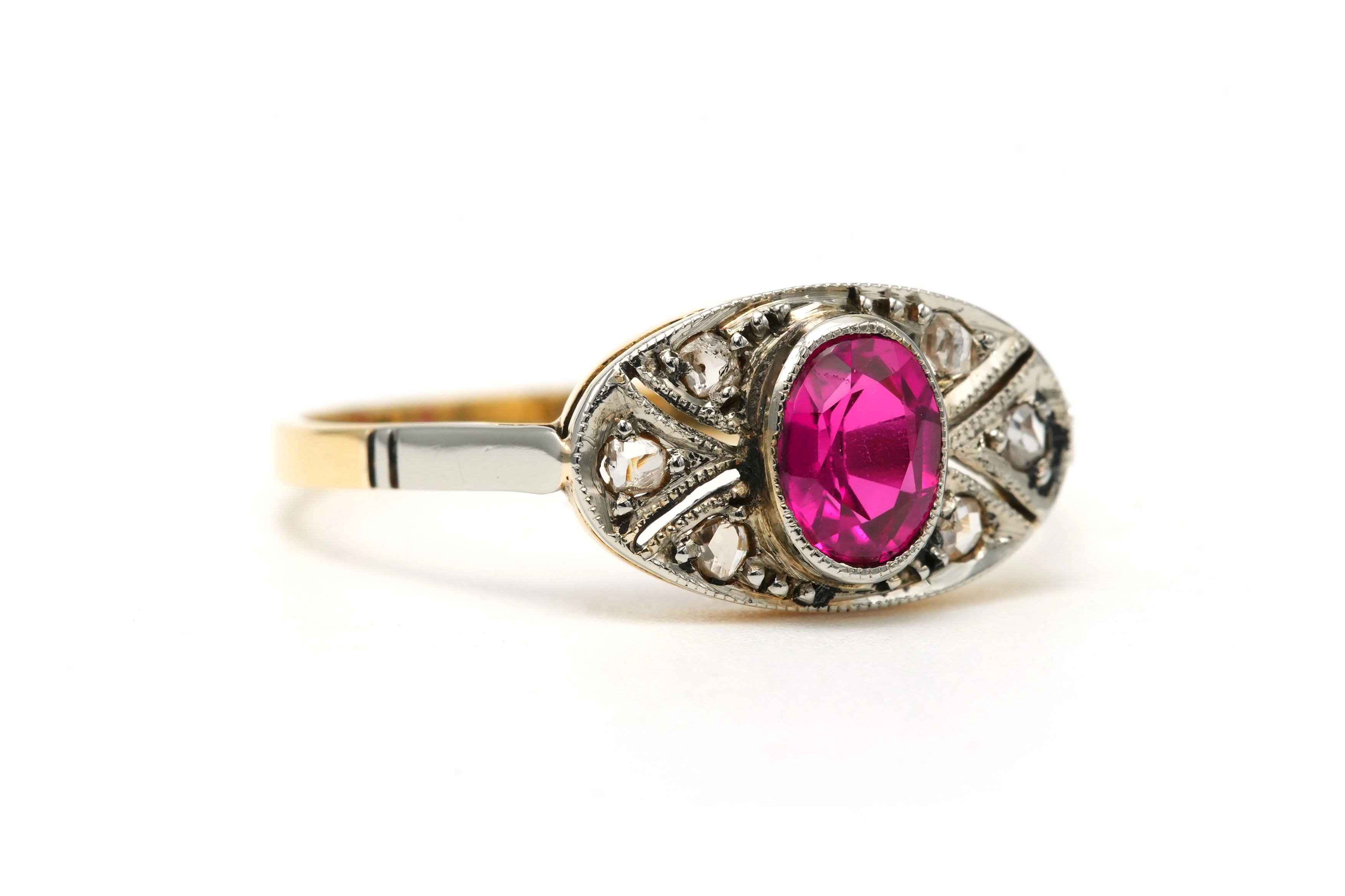 Bague Art Déco en or jaune et blanc 18 carats sertie d'un rubis de synthèse et de diamants taille "rose" - - 6