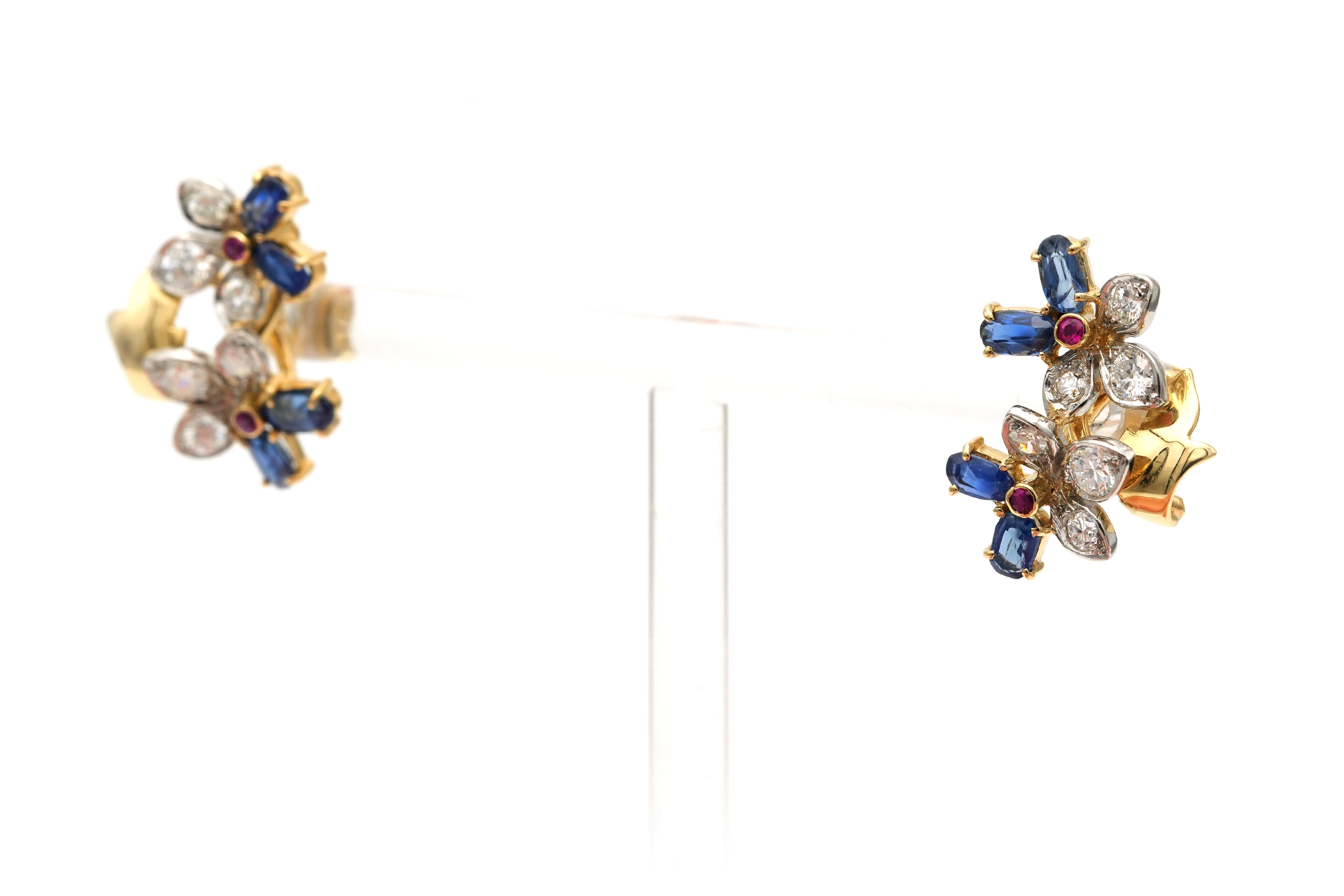 Boucles d'oreilles contemporaines en or jaune 18 carats serties de saphirs, de rubis et de diamants "taille" brillant (+-1.20ct)